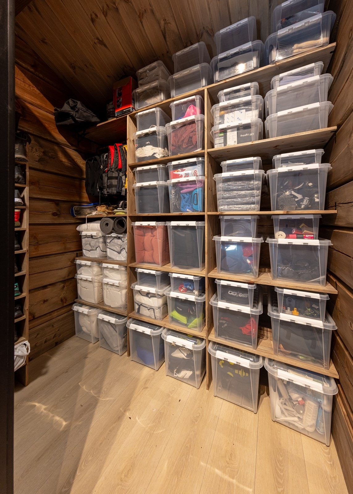 Praktisk oppbevaringsplass i garasje. Galleribilde