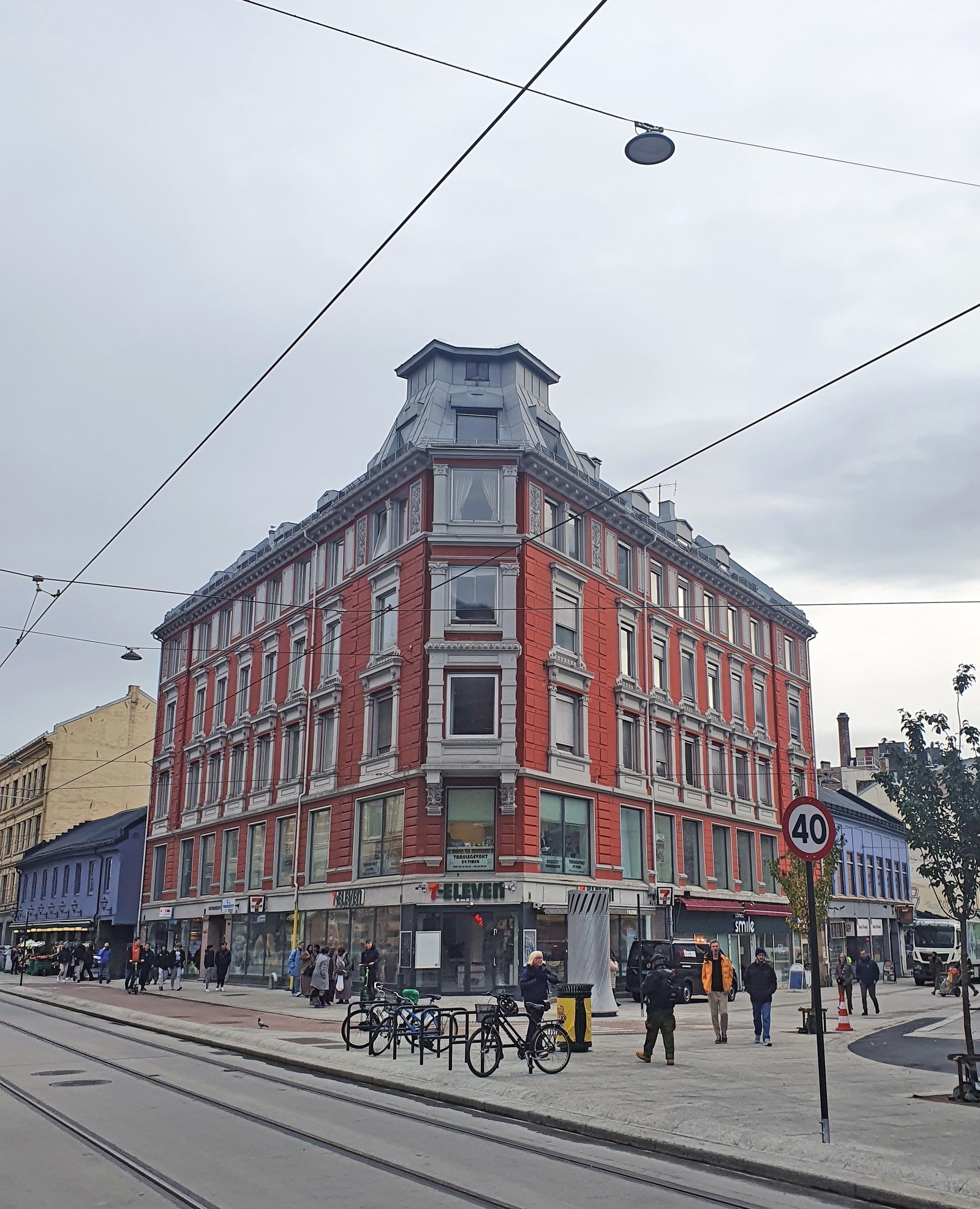 Eiendommen ligger svært sentralt til på hjørnet av Storgata og Brugata Galleribilde