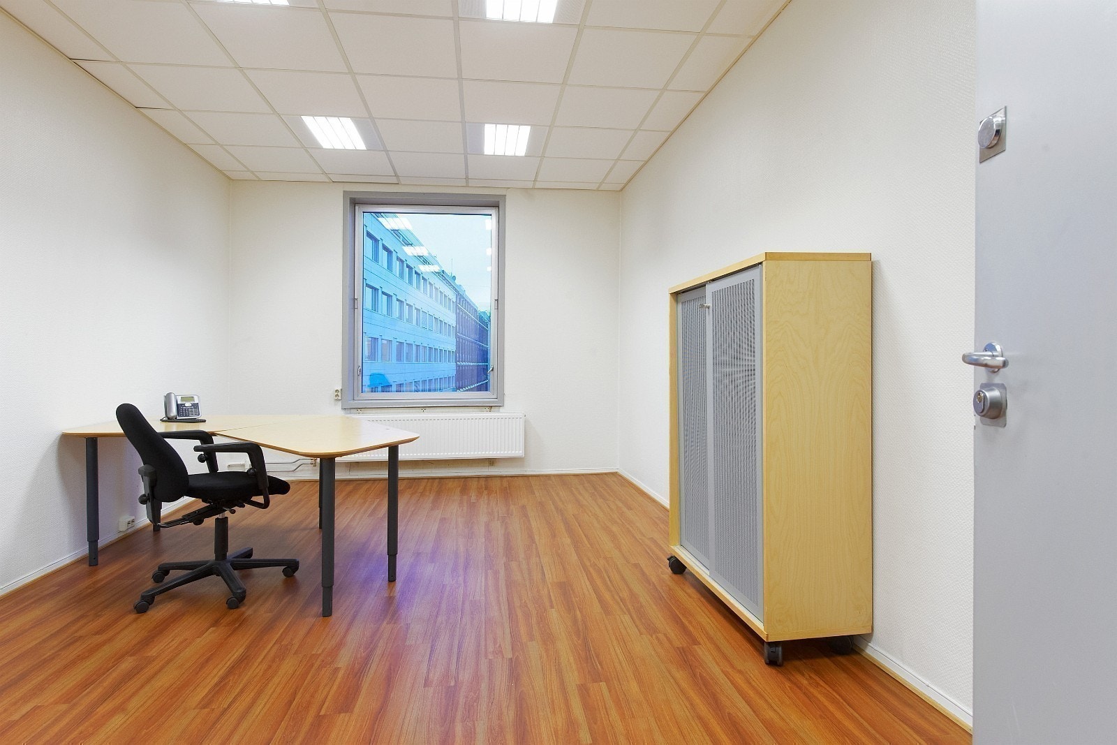 Eksempel på kontor - kontormøbler følger med Galleribilde