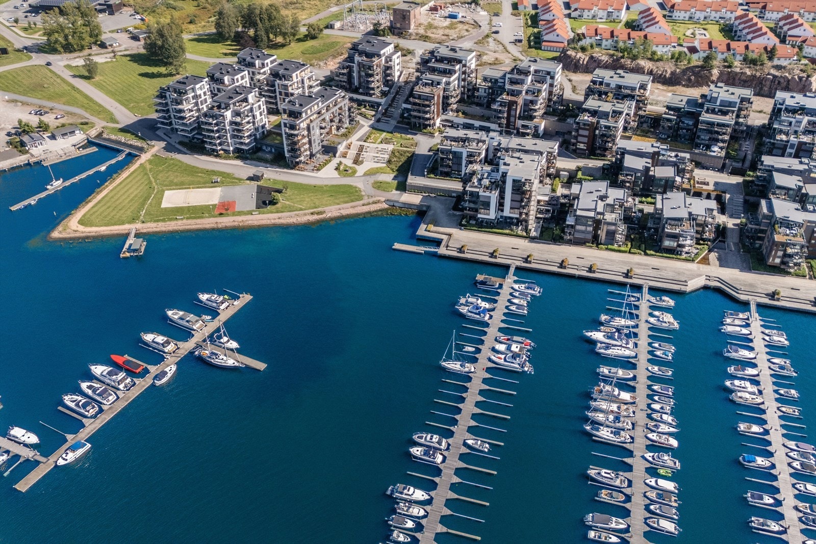 Nordre Jarlsberg brygge er et trygt og godt boligområde i maritime omgivelser. Fra leiligheten er det kun et steinkast til båtbrygge, restaurant, matbutikk, badstue og bademuligheter. Her vil en lett finne seg til rette og trives. Galleribilde