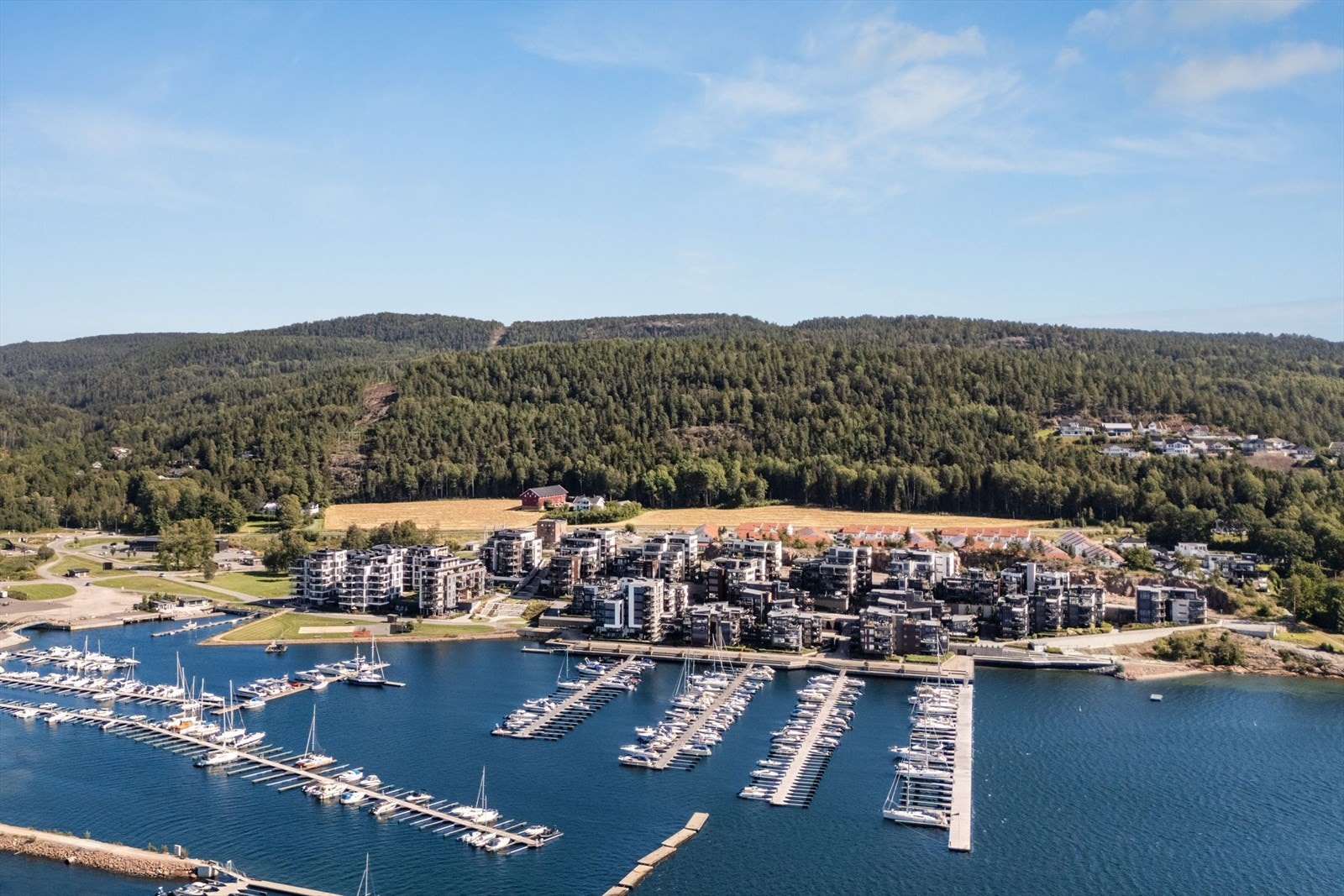 Leiligheten har en meget attraktiv beliggenhet i et rolig og moderne boligområde med gode solforhold på Nordre jarlsberg Brygge i Sande. Galleribilde