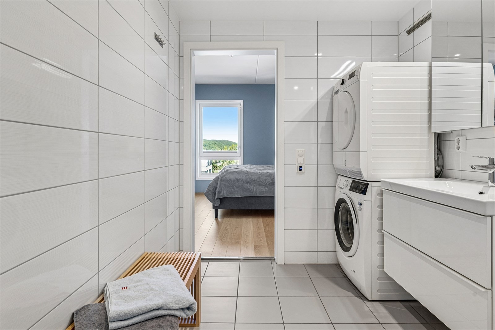Badet er gjennomført med flotte fliser i moderne fargetoner på vegger og gulv. Galleribilde