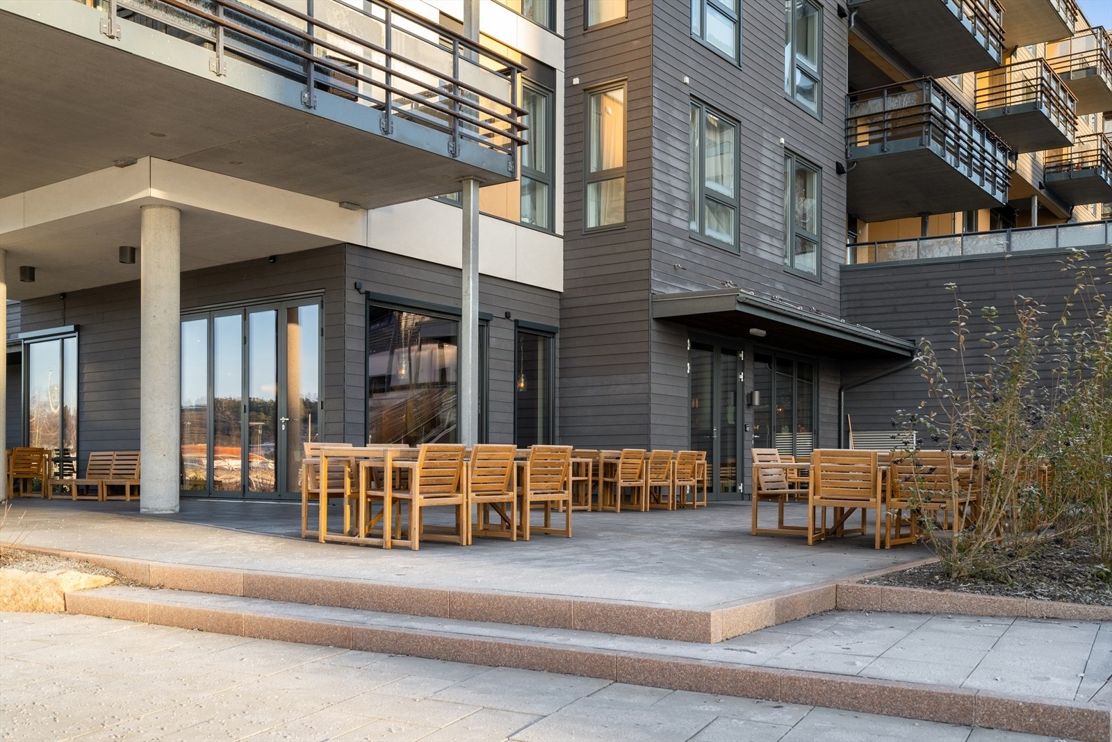 Fra leiligheten er det gangavstand til matbutikk, fjorden, restaurant, bussholdeplass med koordinert buss- og togforbindelse Oslo/Tønsberg og flotte ski- og turområder. Galleribilde