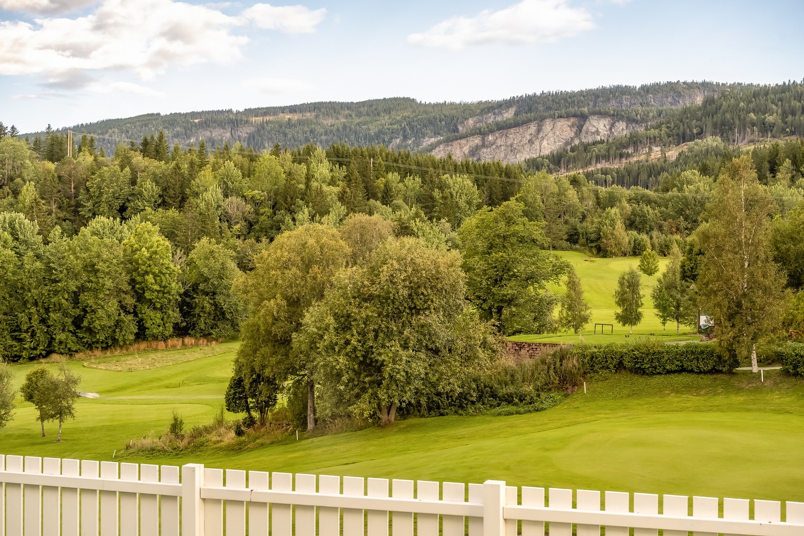 Boligen ligger i Stokkhaugan, like ved den flotte 18-hulls golfbanen i Stjørdal. Dette er en etterspurt og populær beliggenhet. Galleribilde