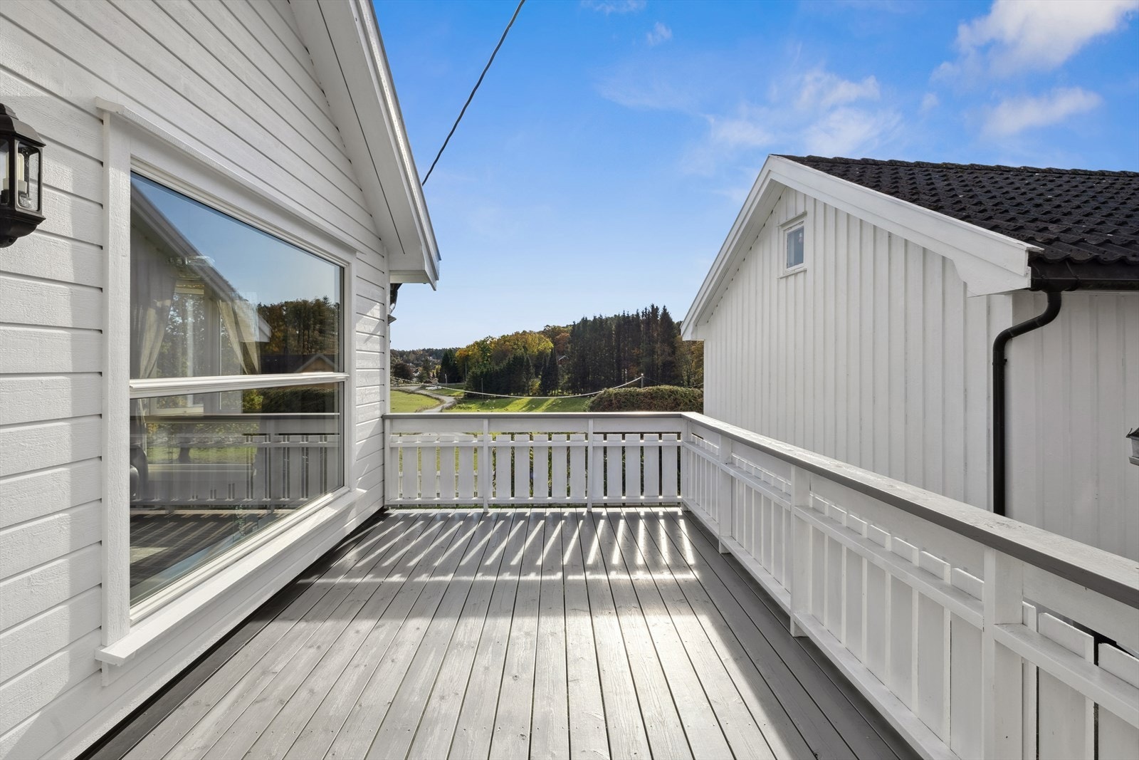 Stor terrasse på 18 kvm med god plass til diverse utemøblementer. Galleribilde