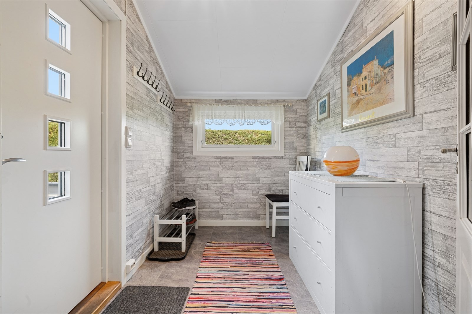 Velkommen inn - lys og romslig entré med god plass til oppbevaring av yttertøy og sko. Galleribilde