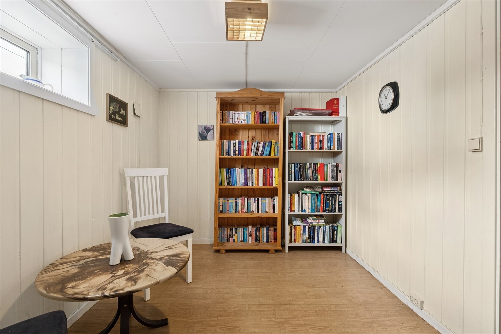 I underetasjen ligger et mindre rom som i dag er innredet som kontor/soverom. Se pkt. ferdigattest Galleribilde