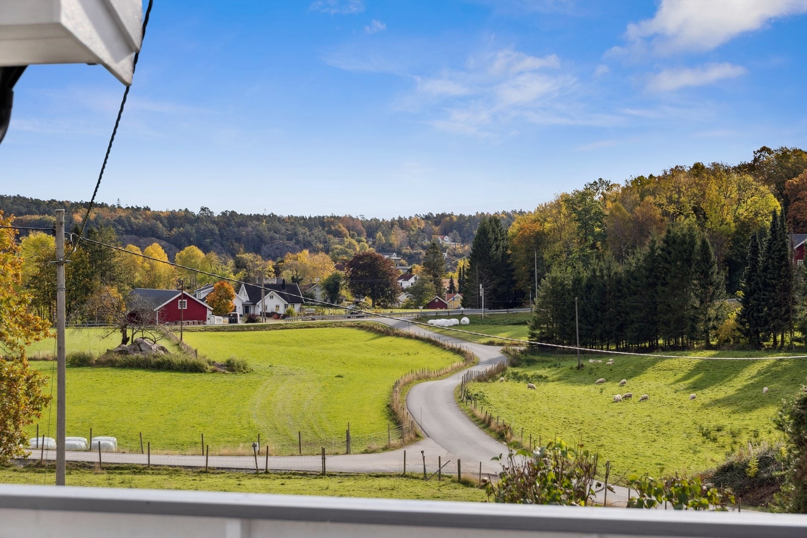 Fra terrassen er det utsyn mot landlige omgivelser. Galleribilde