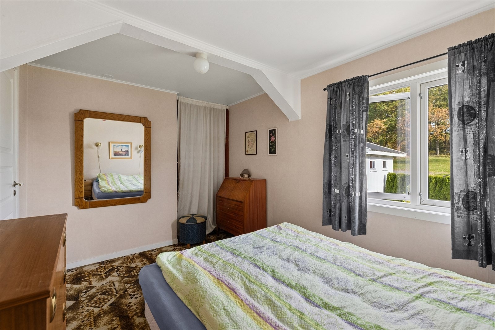 Rommene er av god størrelse med plass til dobbeltseng og ekstra oppbevaringsplass. Galleribilde