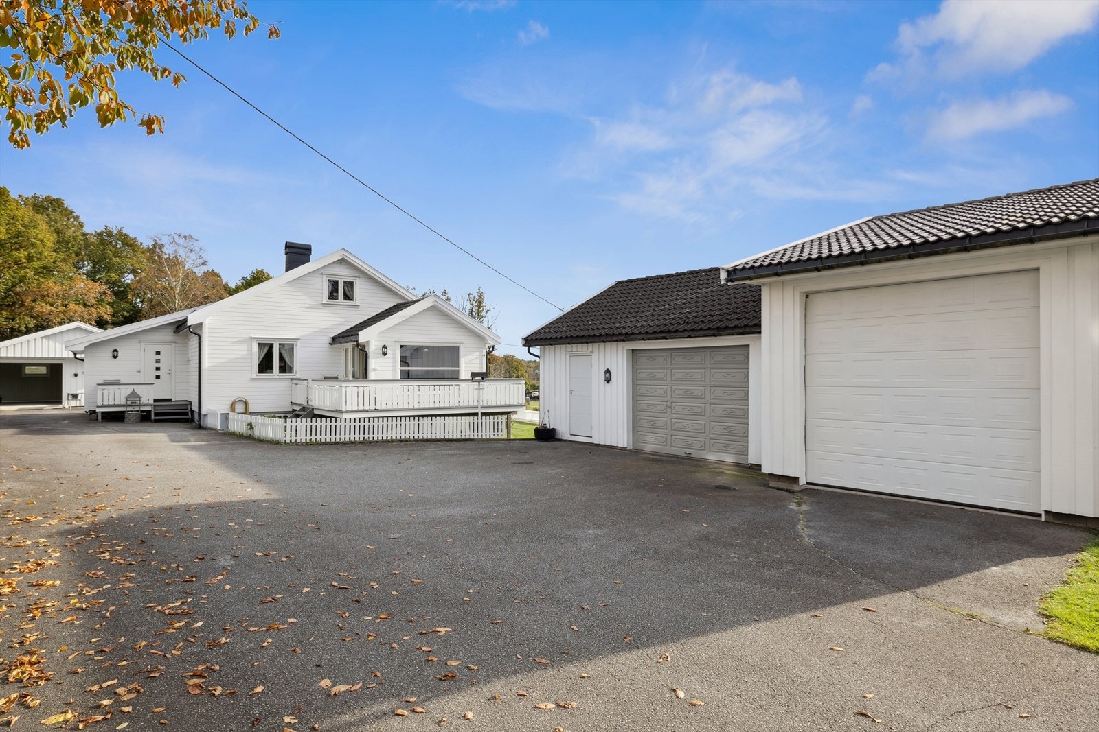 Dette er en enebolig beliggende på en romslig tomt i landlige omgivelser, ca. 2,5 km fra Grimstad sentrum. Galleribilde