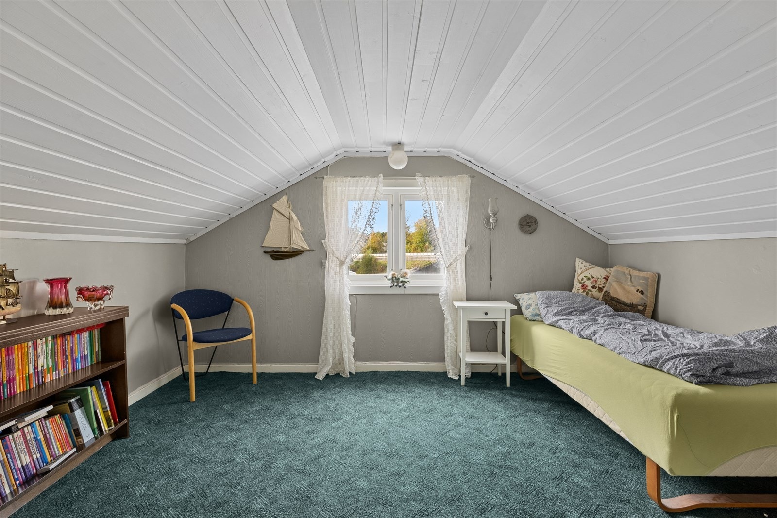 Det er innredet to rom i boligens 2. etasje. Disse er ikke godkjent for varig opphold, da takhøyde er for lav og vinduene ikke tilfredsstiller krav til rømningsvei. Se pkt ferdigattest. Galleribilde