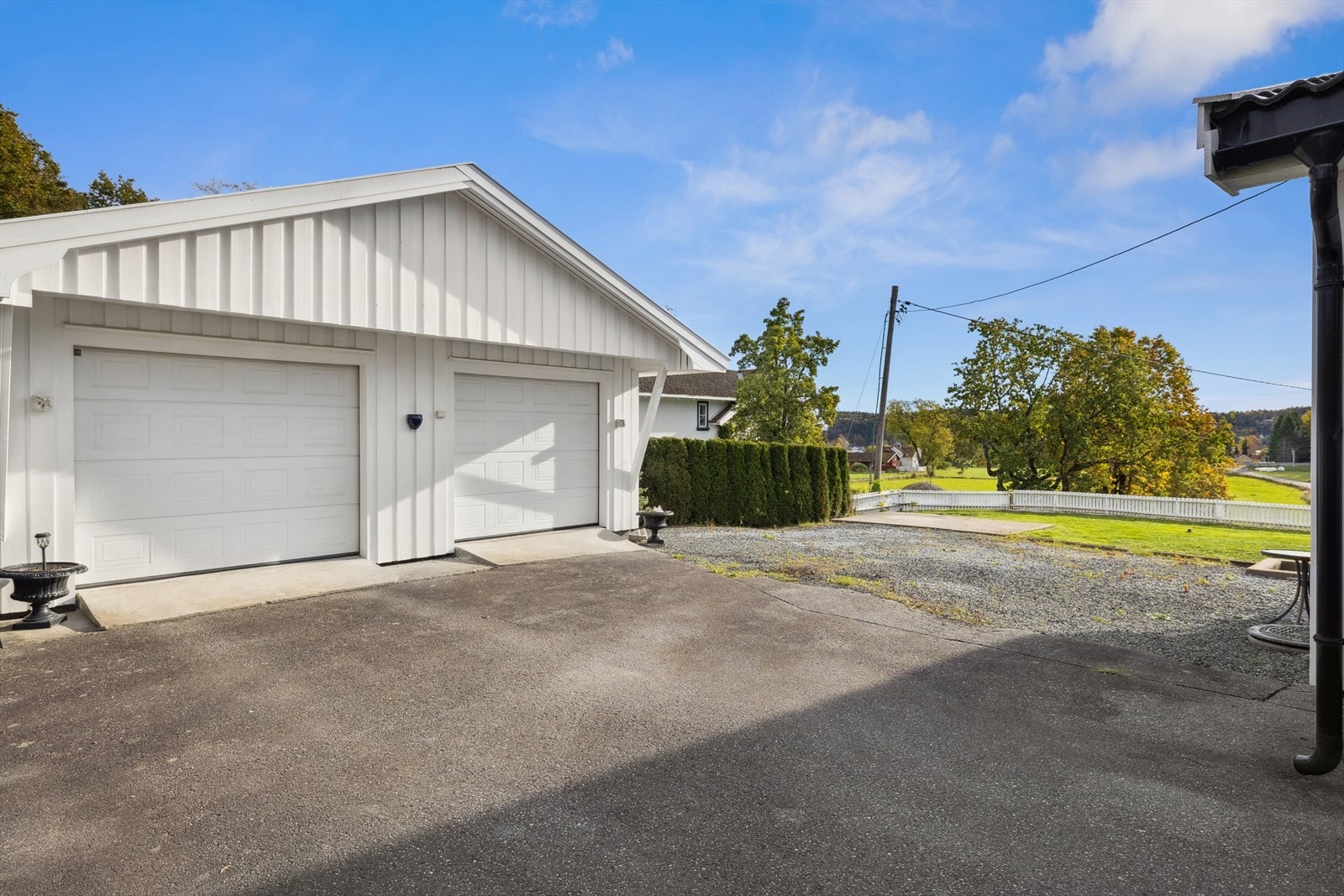 Tomten består
av en asfaltert gårdsplass og to separate garasjer med plass til 4 biler. Galleribilde