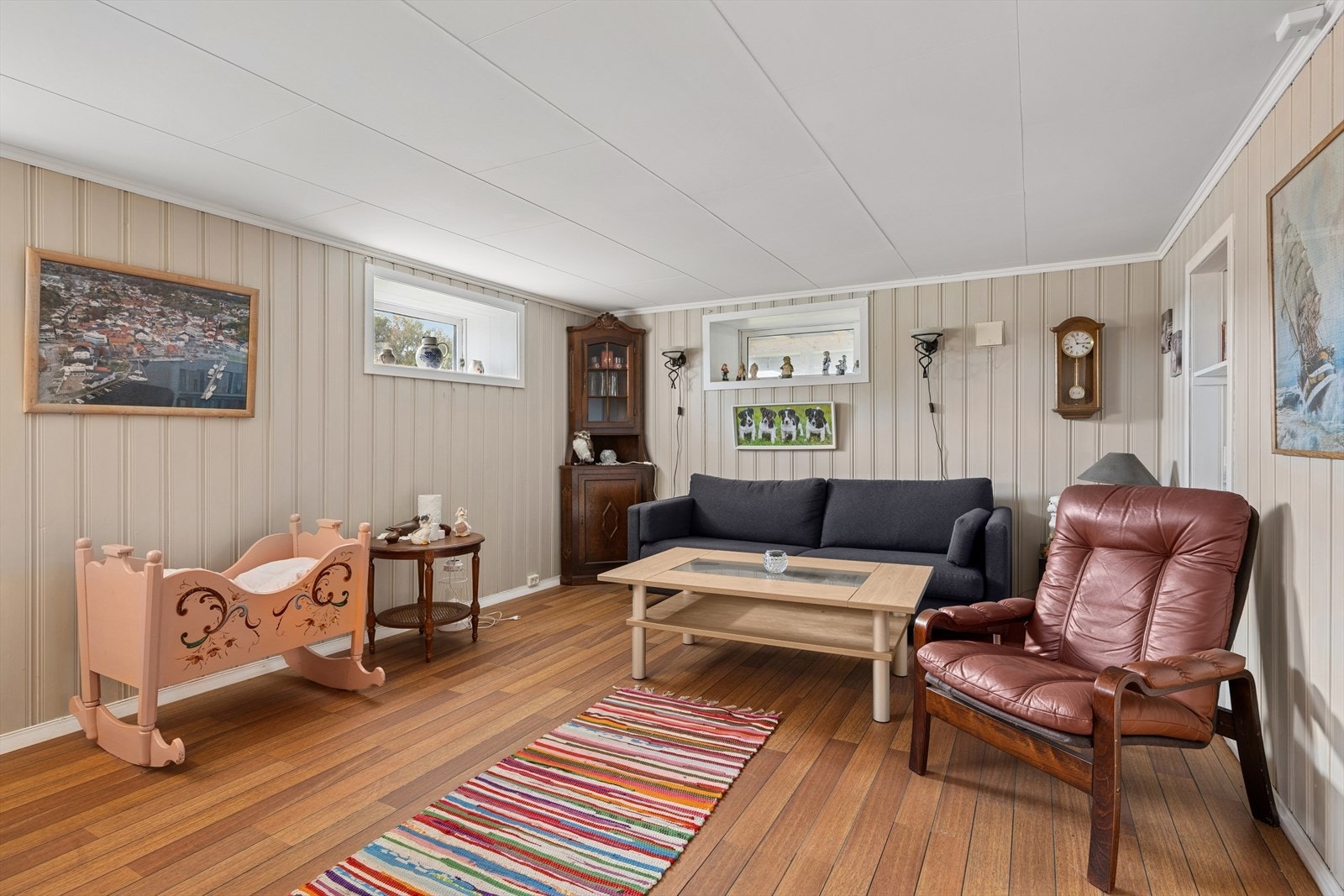 I underetasjen er det innredet rom med panelte vegger som gir et lunt og klassisk preg. Rommet er i dag innredet som ekstra oppholdsrom, se pkt. ferdigattest. Galleribilde