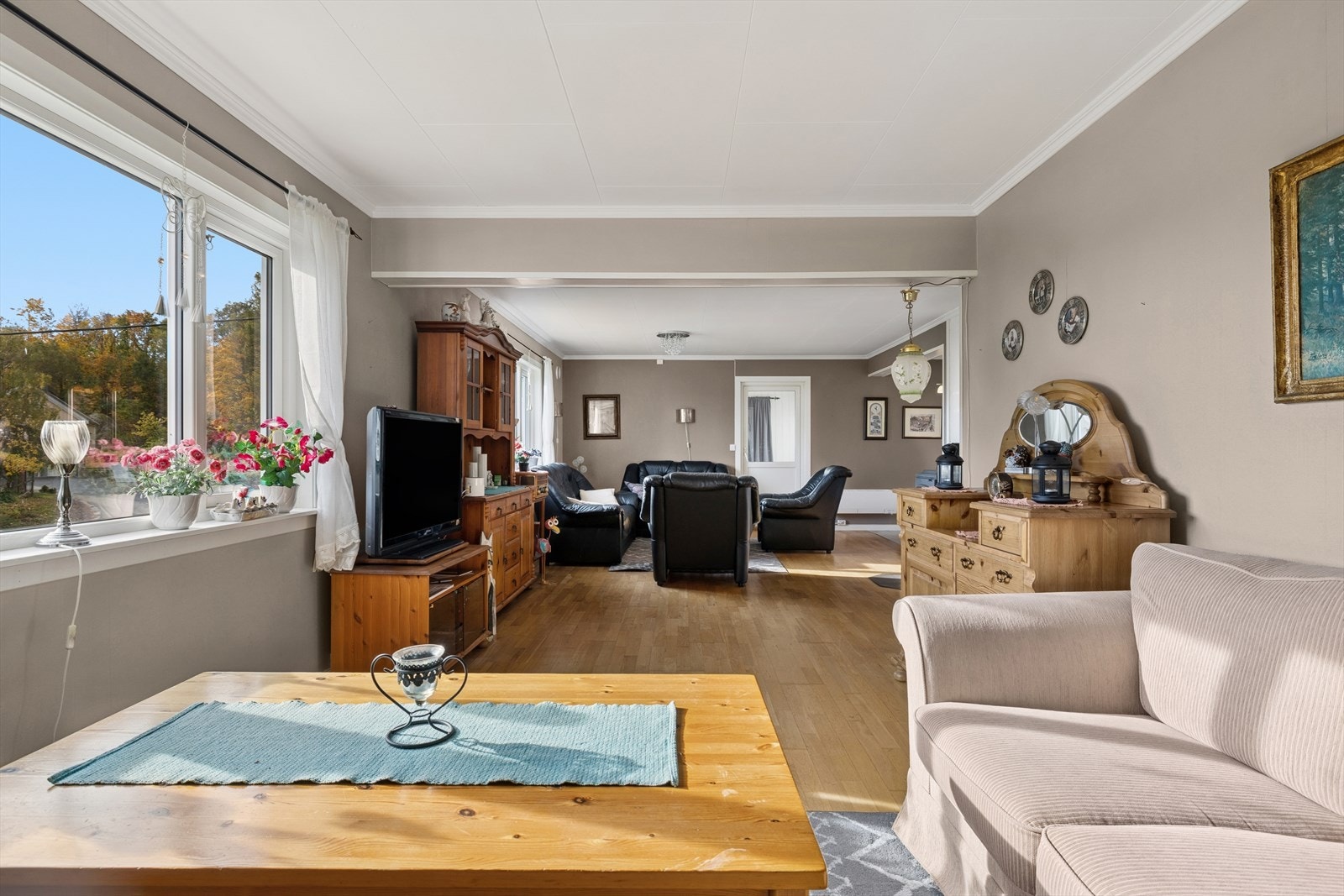 Stuen har store vindusflater som gir rikelig med dagslys og en åpen løsning mot kjøkkenet. Galleribilde