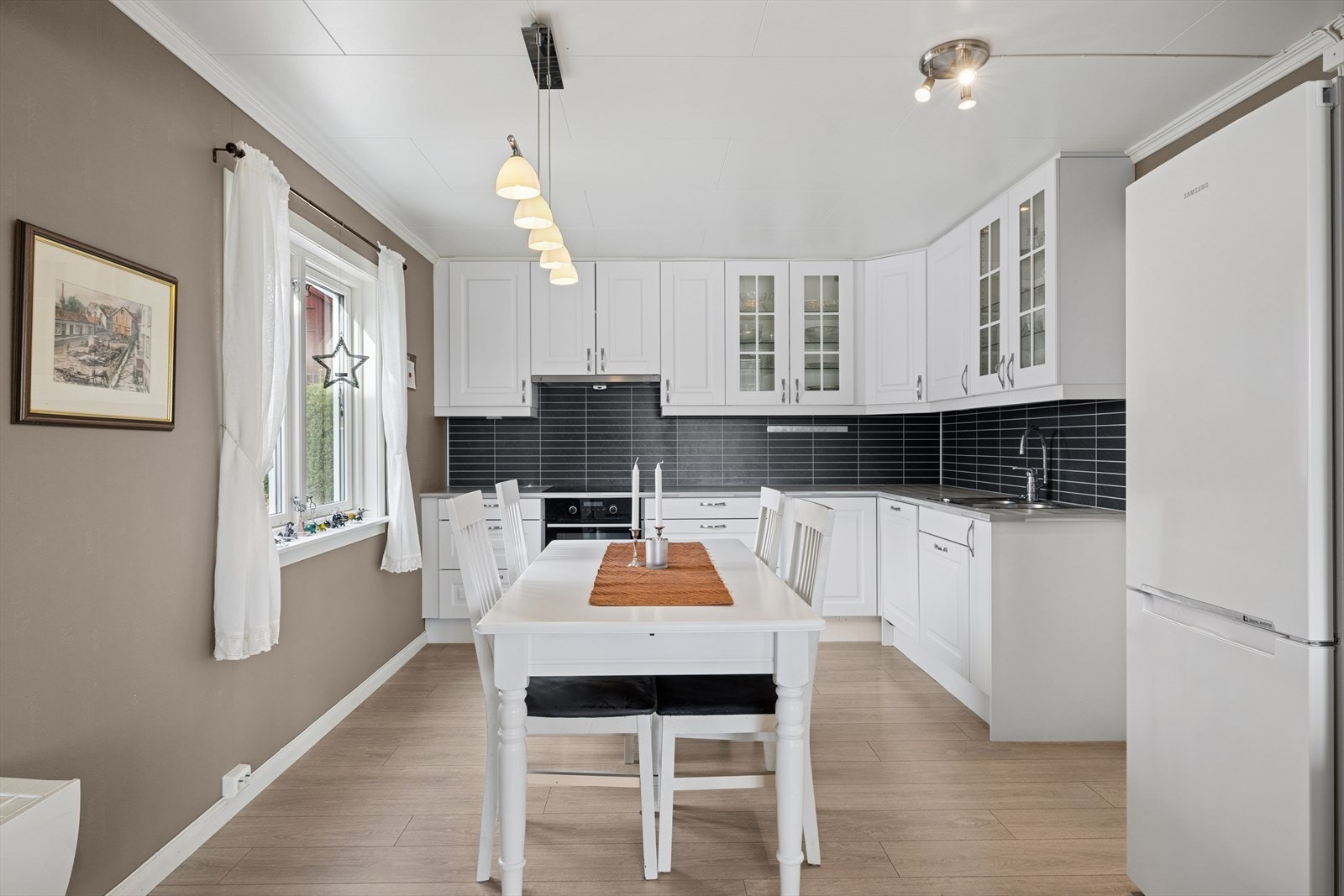 Lyst og innbydende kjøkken fra 2016 med god plass til spisebord. Galleribilde