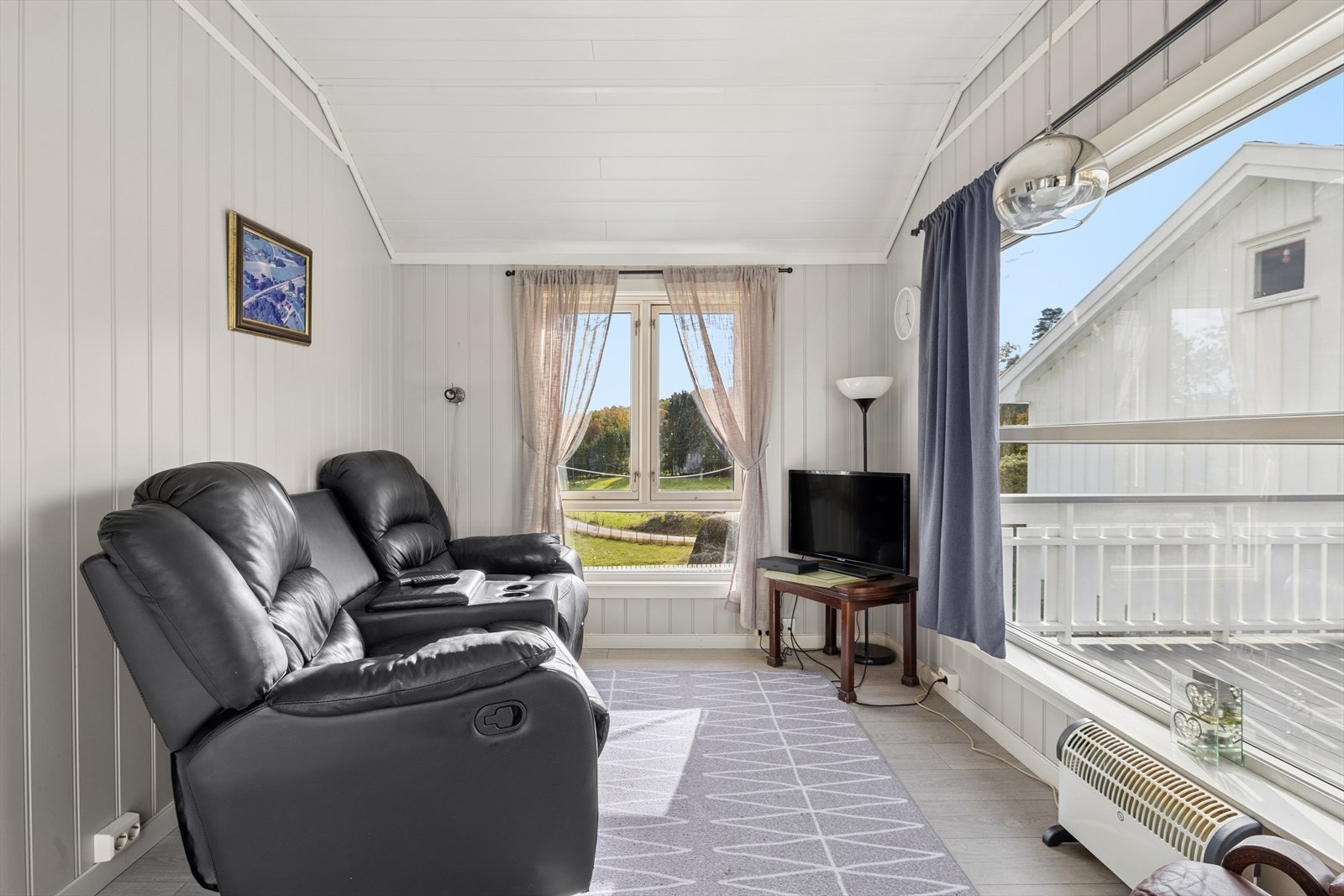 Fra stuen trer du videre inn til vinterstue med plass til diverse sittemøbler. Galleribilde