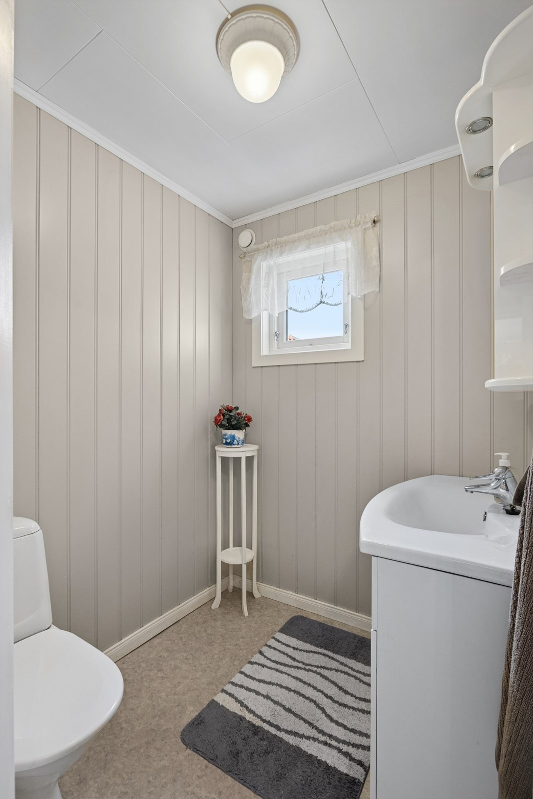 Toalettrommet er utstyrt med baderomsinnredning med servant og klosett. Galleribilde