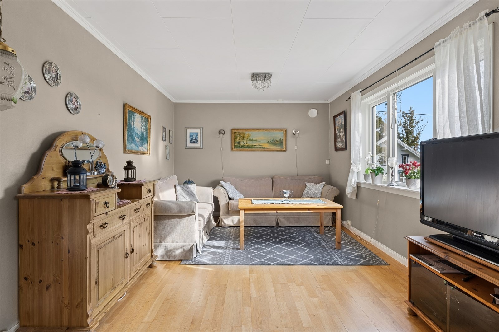 Stuen har flere møbleringsmuligheter og fungerer som et naturlig samlingspunkt for familie og gjester. Galleribilde