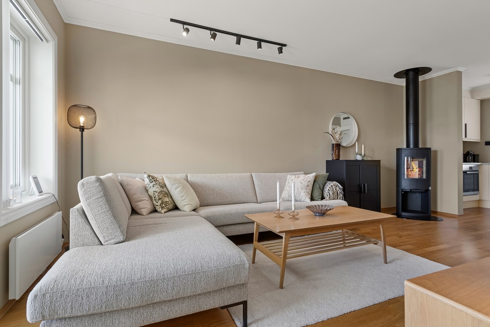 Stuen har flere store vinduer som gir godt med naturlig innlys. Vedfyring for kalde vinterdager. Galleribilde