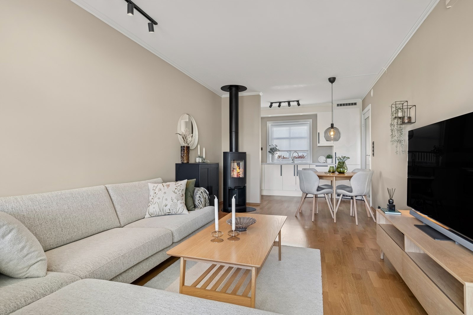 Lys og pen 2-roms leilighet med solrik balkong og egen bod. Galleribilde