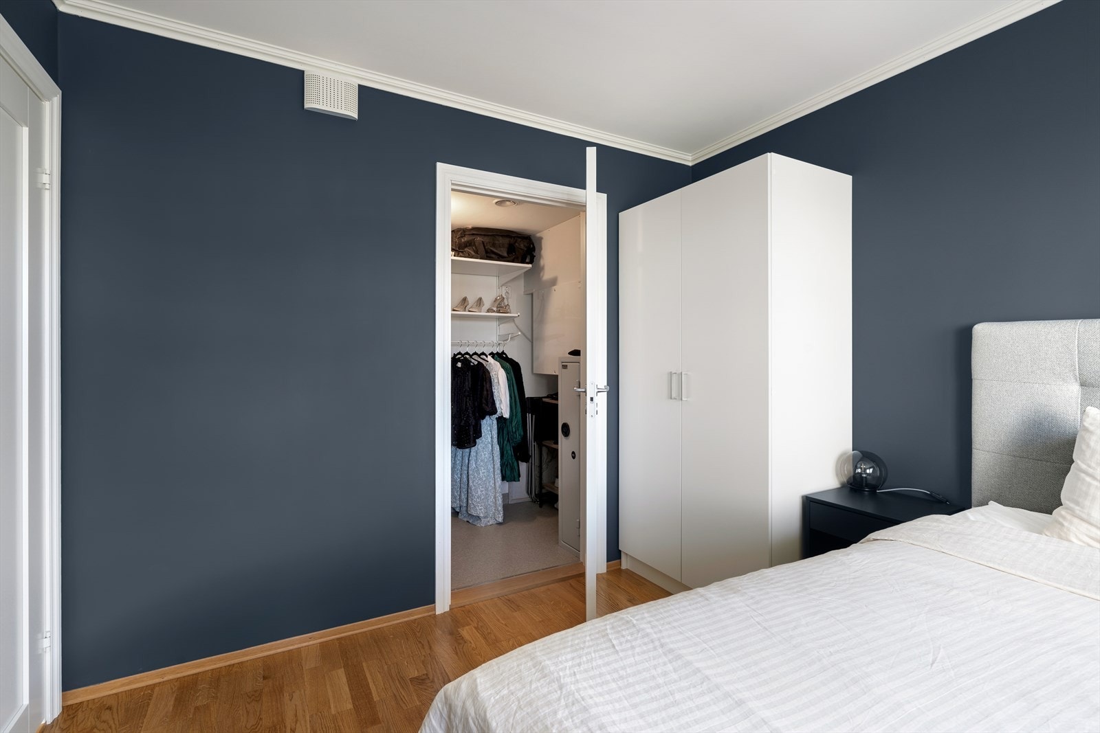 Her er det god plass til dobbeltseng, tilhørende nattbord og ønsket garderobeløsning. Galleribilde