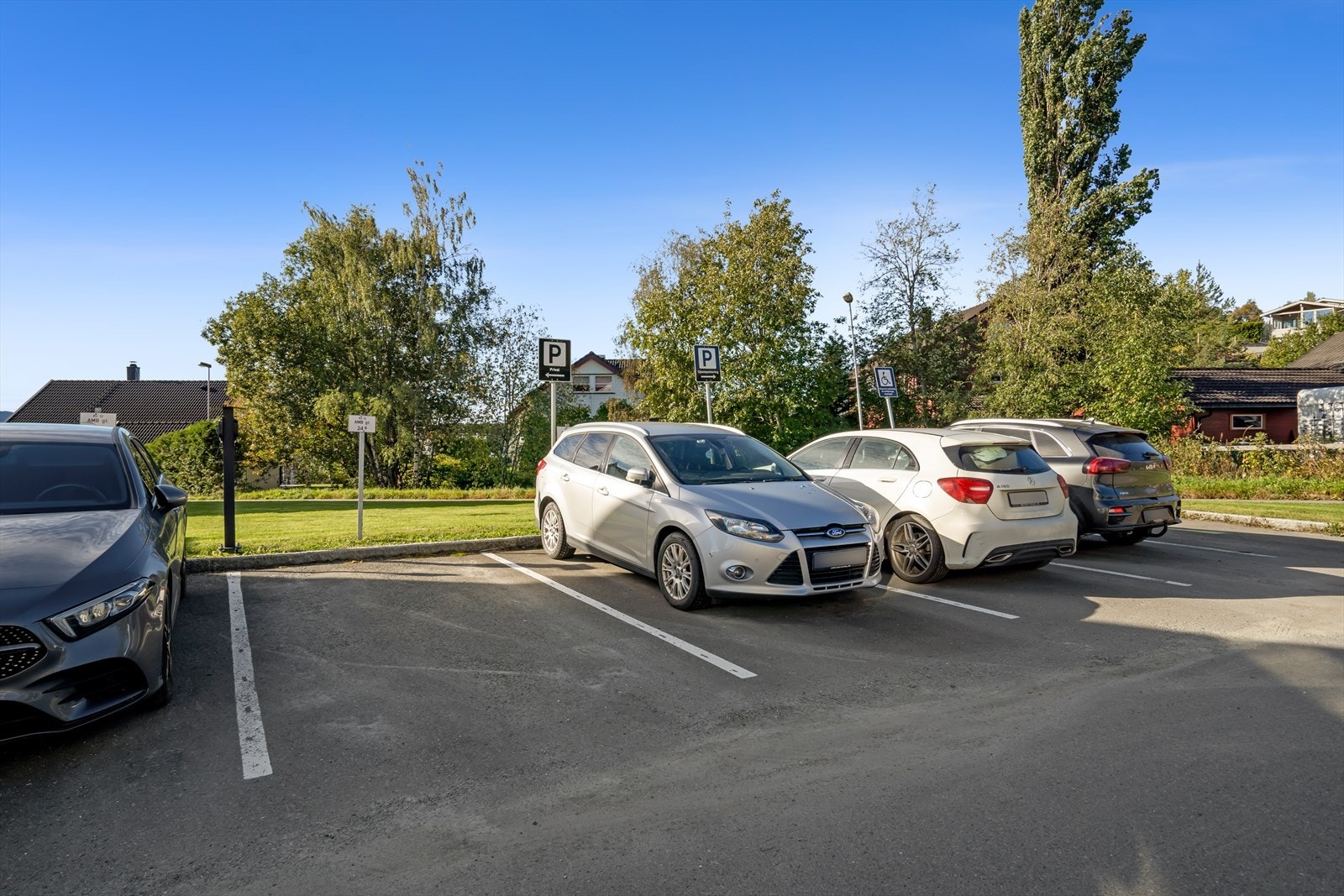 Parkeringsplass med elbillader. Galleribilde