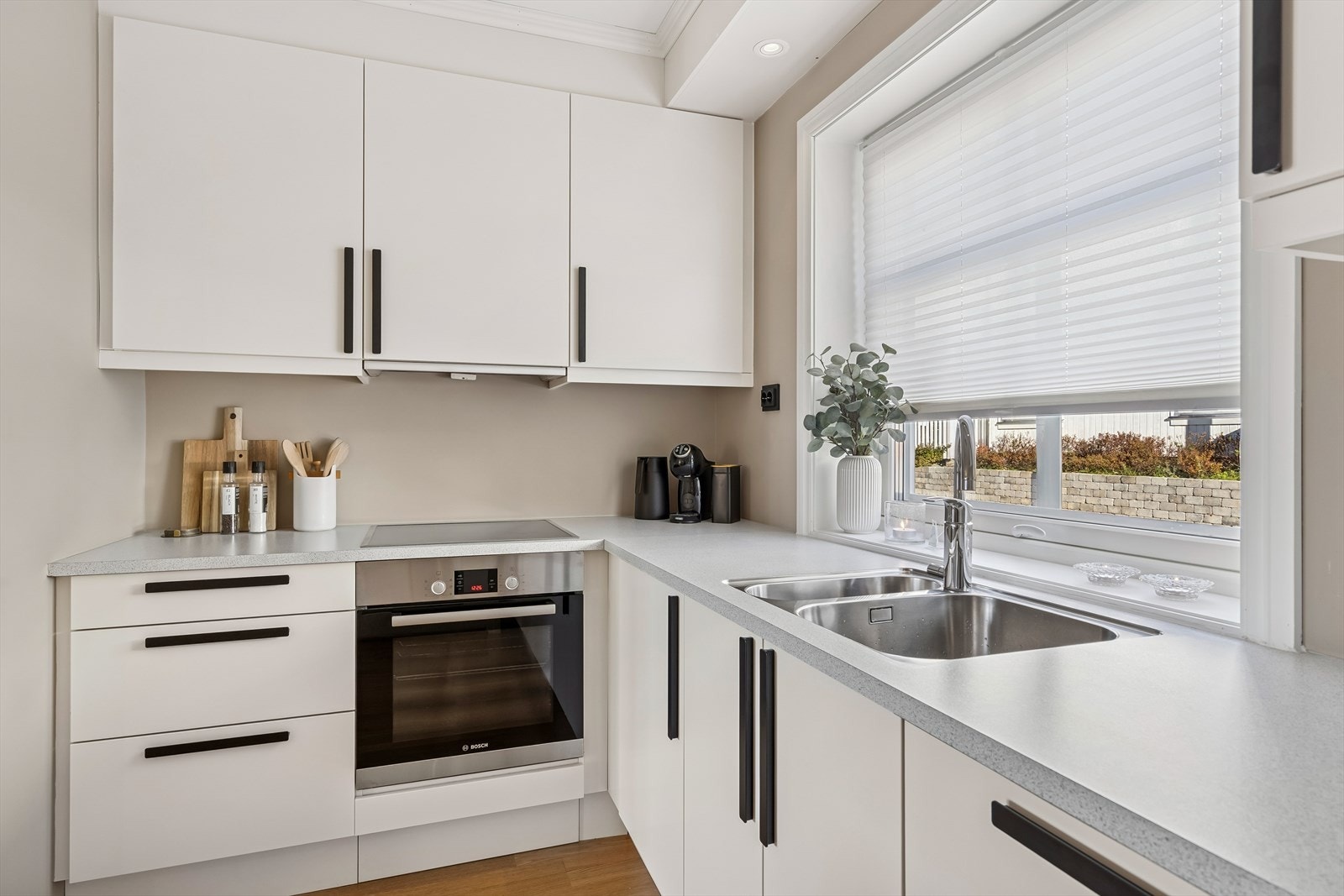 Her er det god benkplass og mye lagringsplass i overskap og skuffer. Kjøkken har fått TG1 vurdering av takstmann. Galleribilde