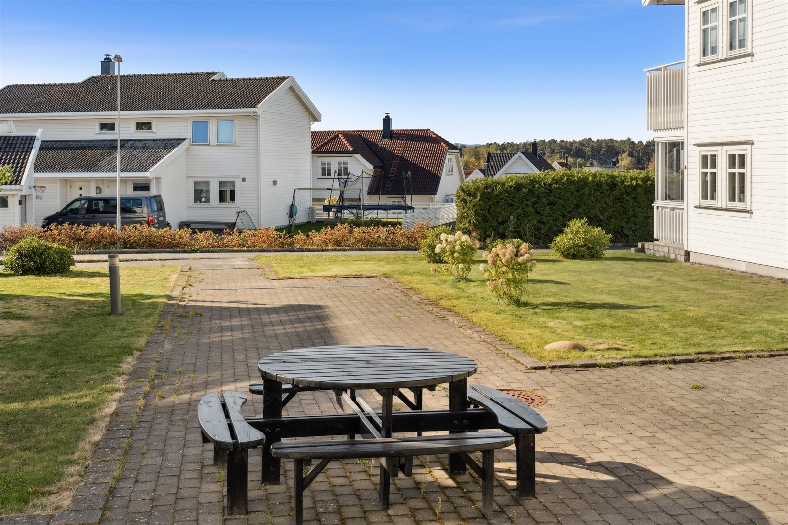 Området er godt etablert med en blanding av leiligheter, småhus og eneboliger. I Husbyhagen finner man flere parker og lekeplasser som er tilgjengelige for beboerne. Galleribilde