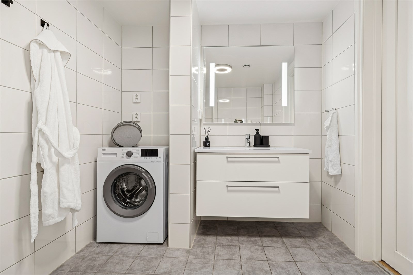 Lekkert flislagt baderom som måler 6,6 kvm. TG1 vurdering av takstmann. Varmekabler i gulv. Galleribilde