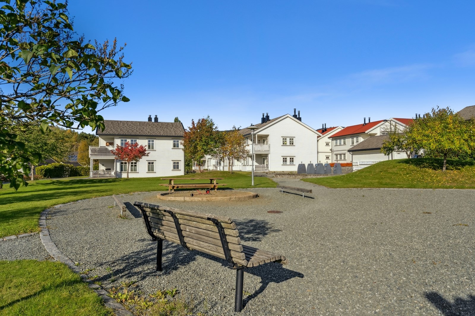 Fellesområder for benker, plen, lekeapperat etc. Tomten er eid i felleskap av sameiet. Galleribilde