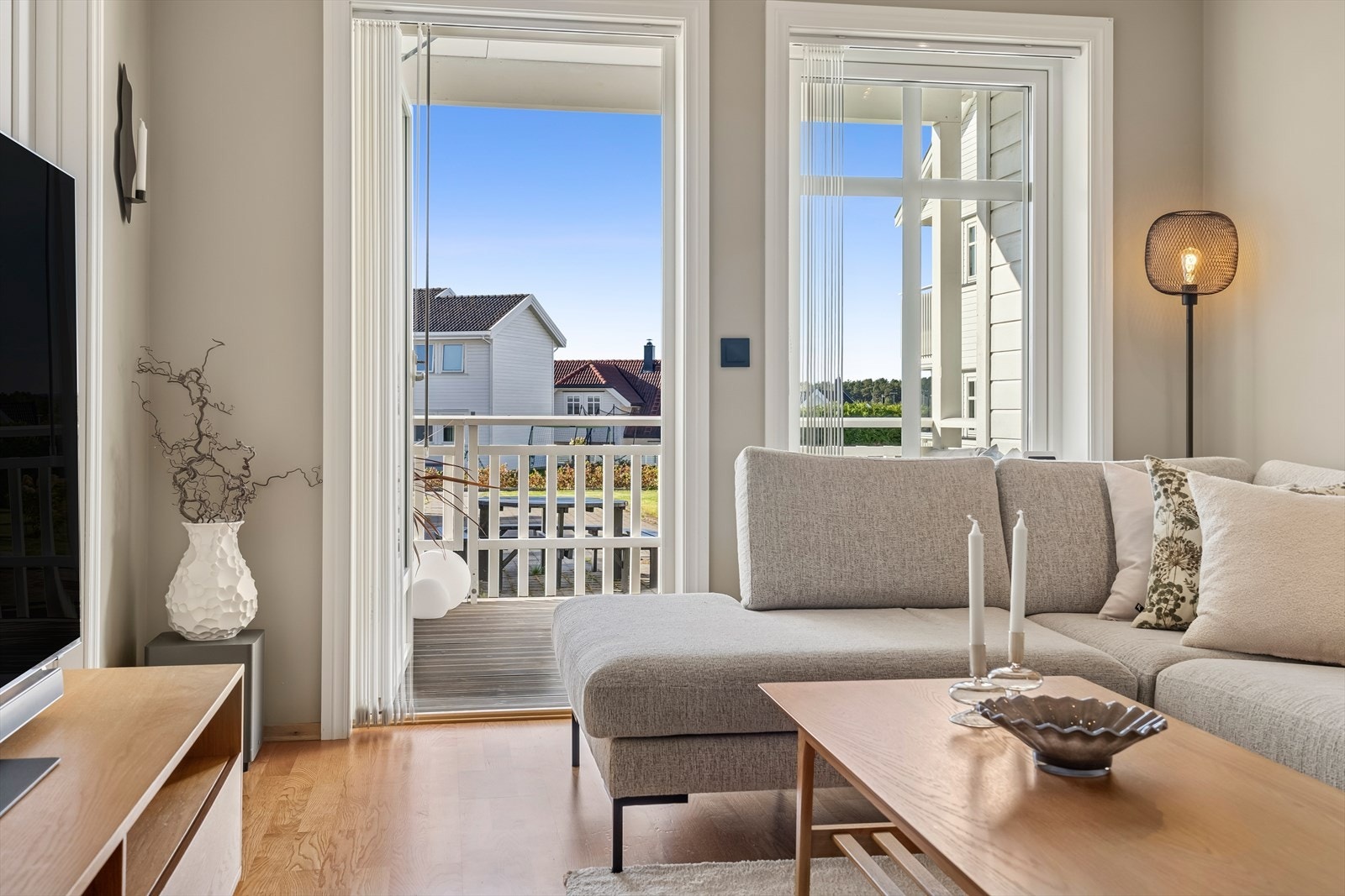 Fra stuen er det direkte utgang til leilighetens solrik terrasse. Galleribilde