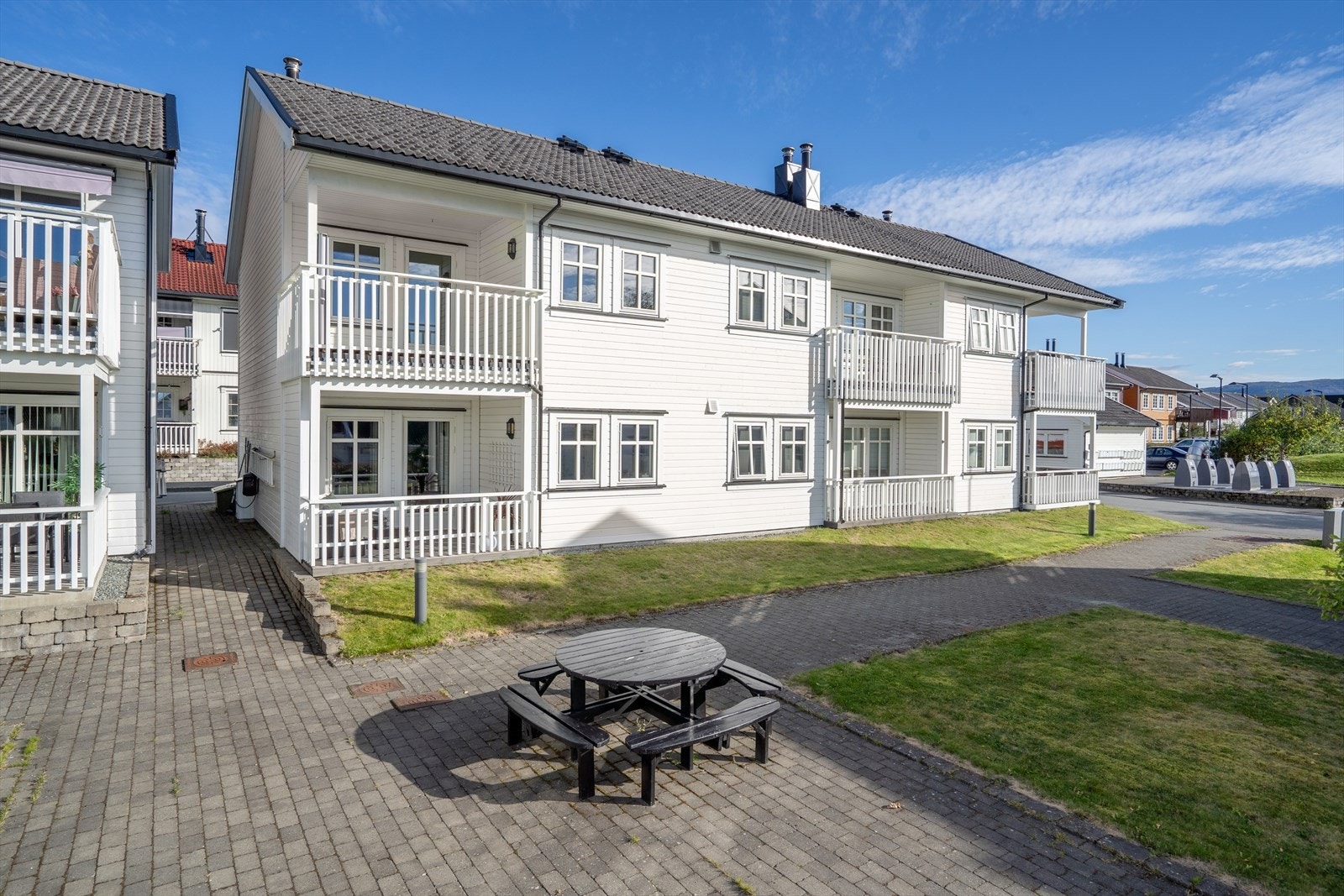 Husbyhagen er kjent for sin rolige beliggenhet og korte avstand til turstier, barnehager, skoler og idrettsanlegg. Galleribilde