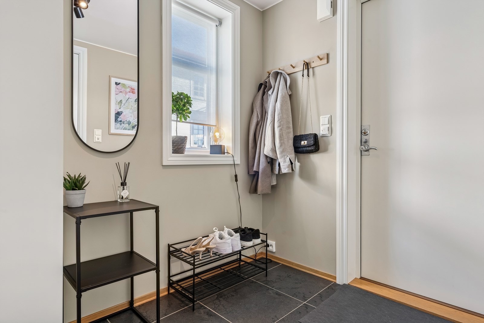 Her er det god plass til oppbevaring og oppheng, i tillegg til oppbevaring i bod. Galleribilde