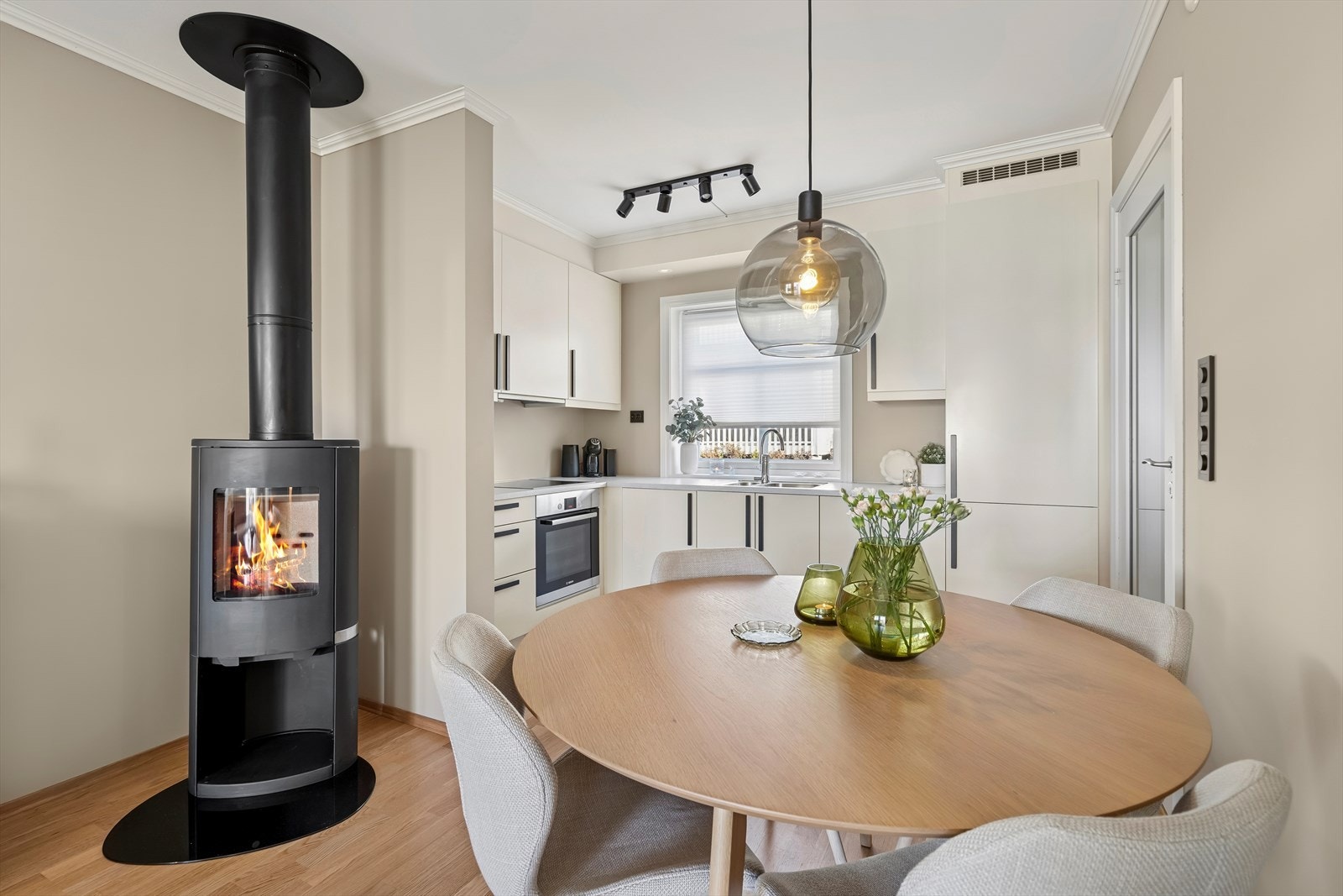 I tilknytting til stue/kjøkken er det plass til spisebord hvor man nyte de daglige måltidene. Galleribilde