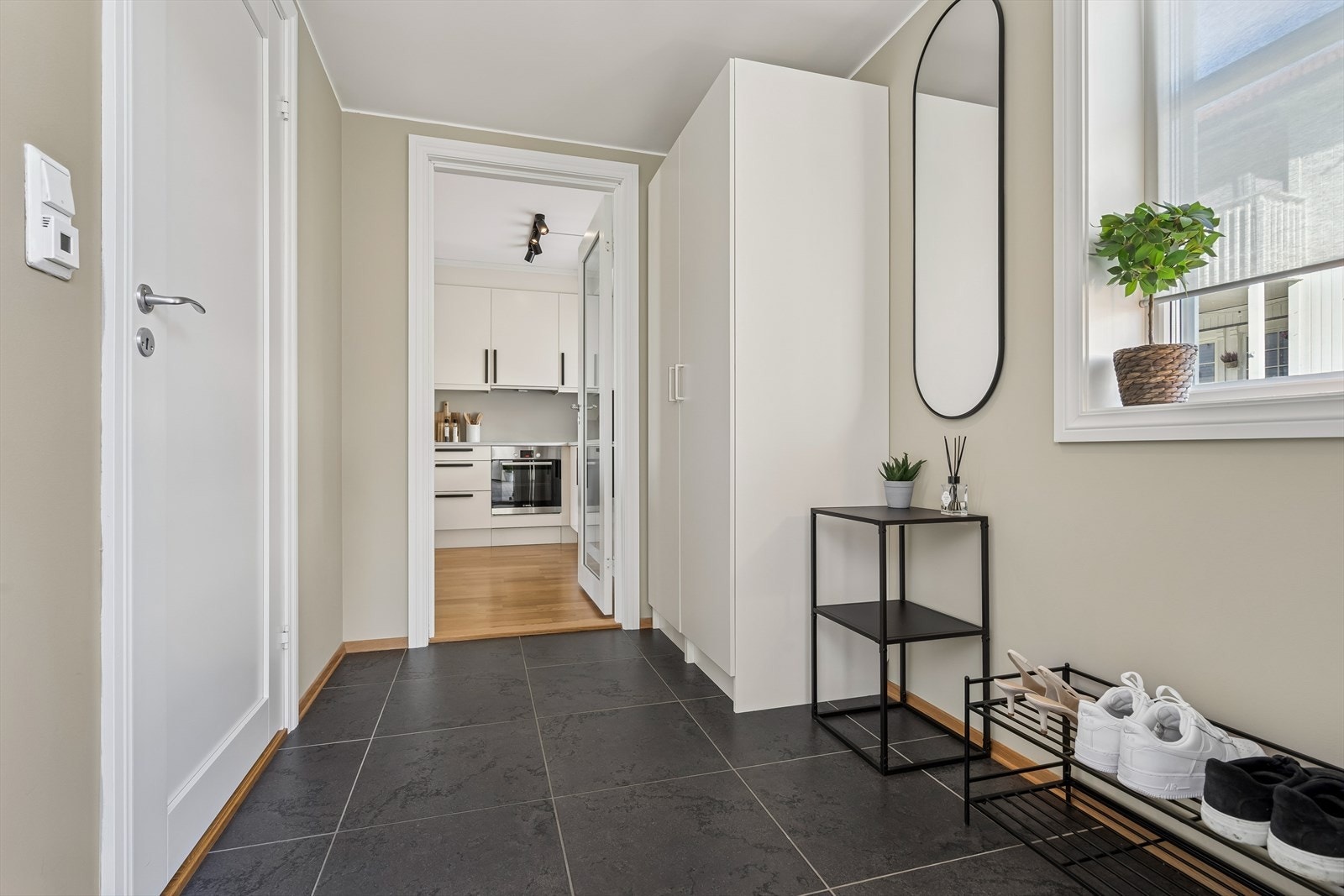 Lys og innbydende entre som måler 5 kvm. Galleribilde