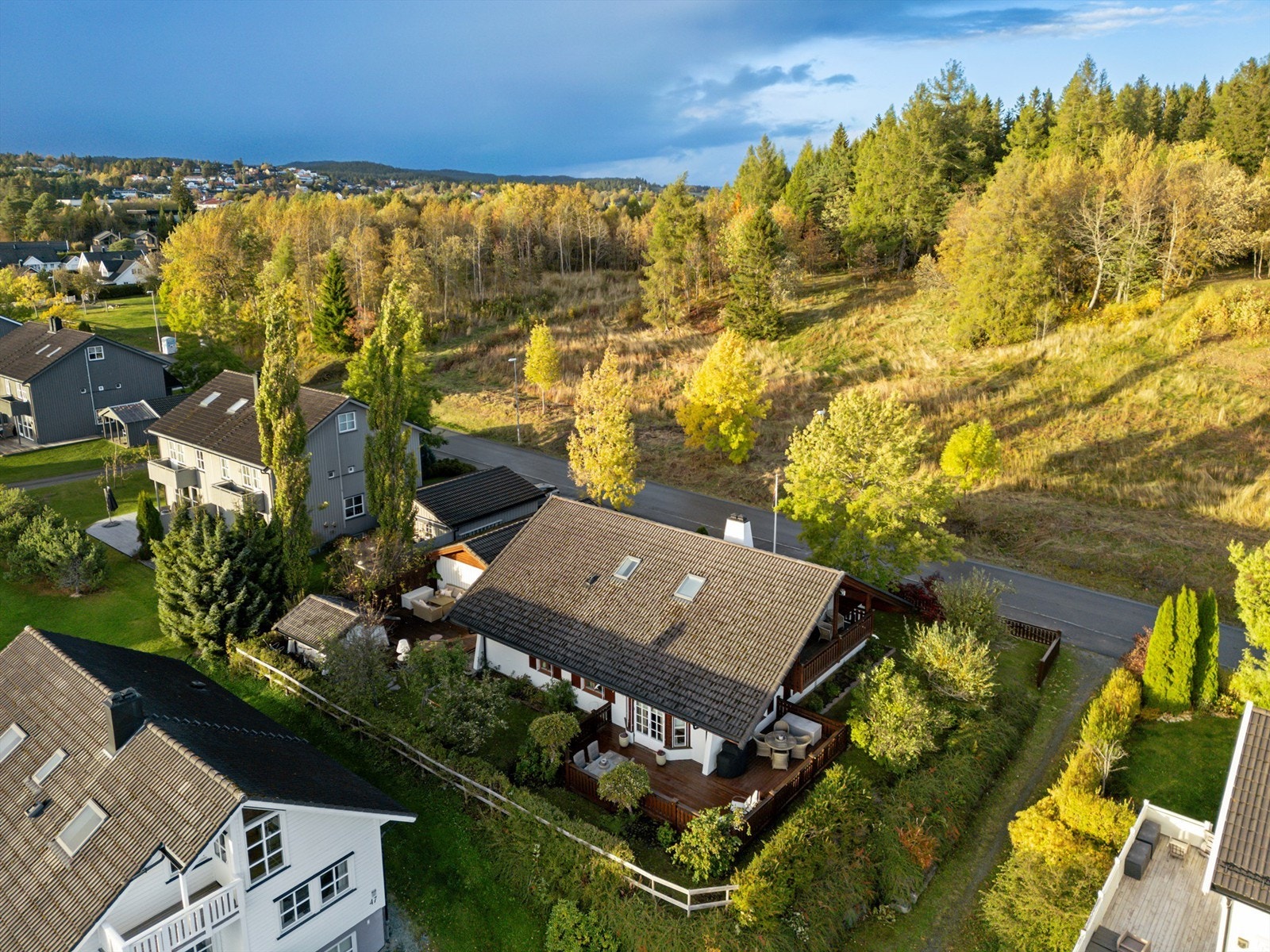 Boligen har kort avstand til flere barnehager og skoler. Espira Kystad Gård barnehage (1-5 år) ligger kun et minutters gange fra boligen, mens Dalgård skole (1.-10. trinn) ligger ca. 11 minutters gange unna. Det er også kort vei til Byåsen videregående. Galleribilde