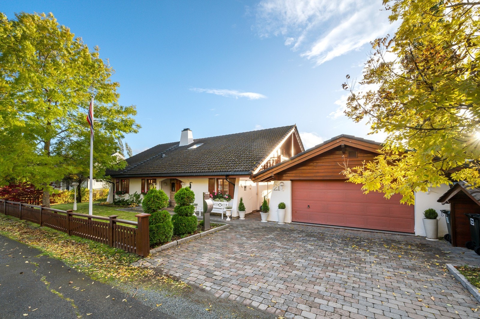 Velkommen til Kystad Alle 21 - og denne godt vedlikeholdte eneboligen beliggende i et svært attraktivt boligområde på Byåsen! Galleribilde