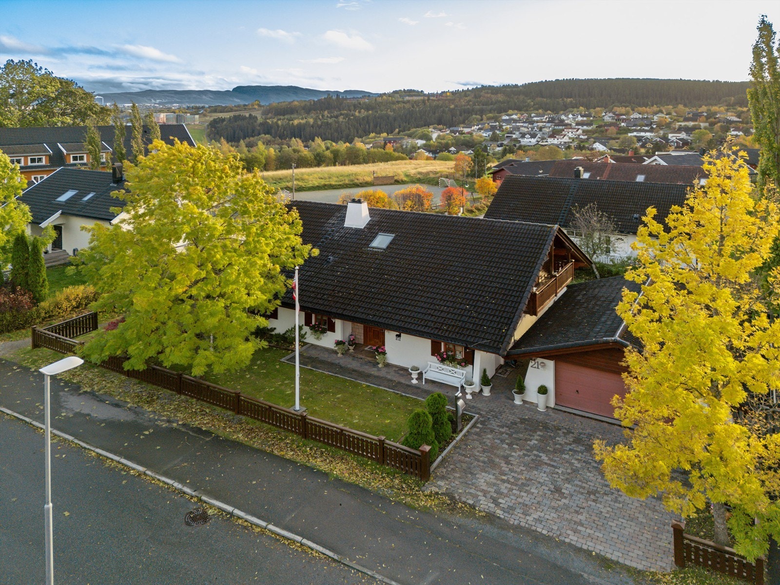 Området har dessuten nærhet til Bymarka, et av Trondheims mest populære friluftsområder. Her finner du flotte turmuligheter hele året - enten du vil gå tur, løpe, sykle eller gå på ski. Galleribilde