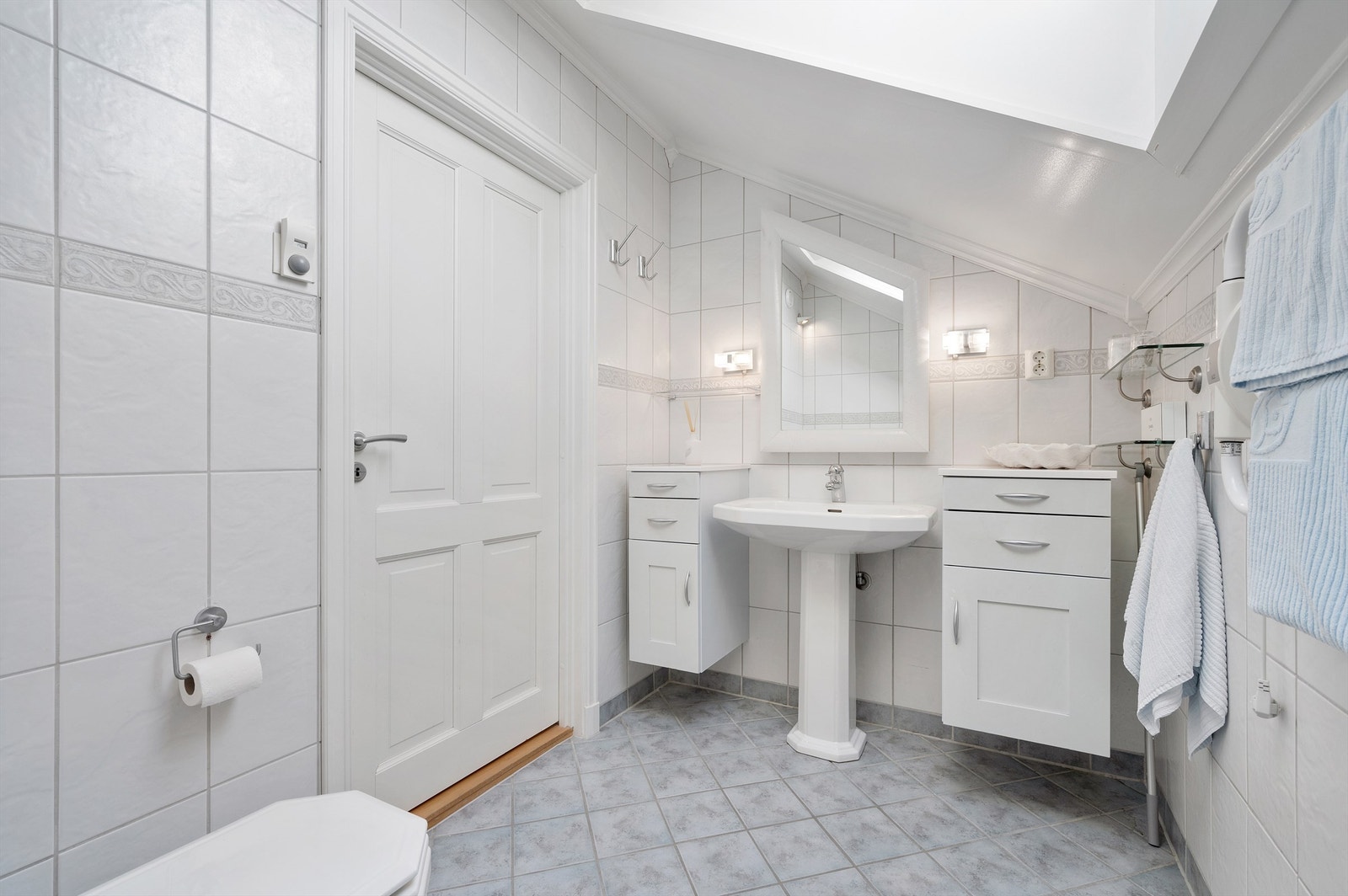 Badet i loftetasjen er på 6,1 kvm og er innredet med flislagte flater. Galleribilde
