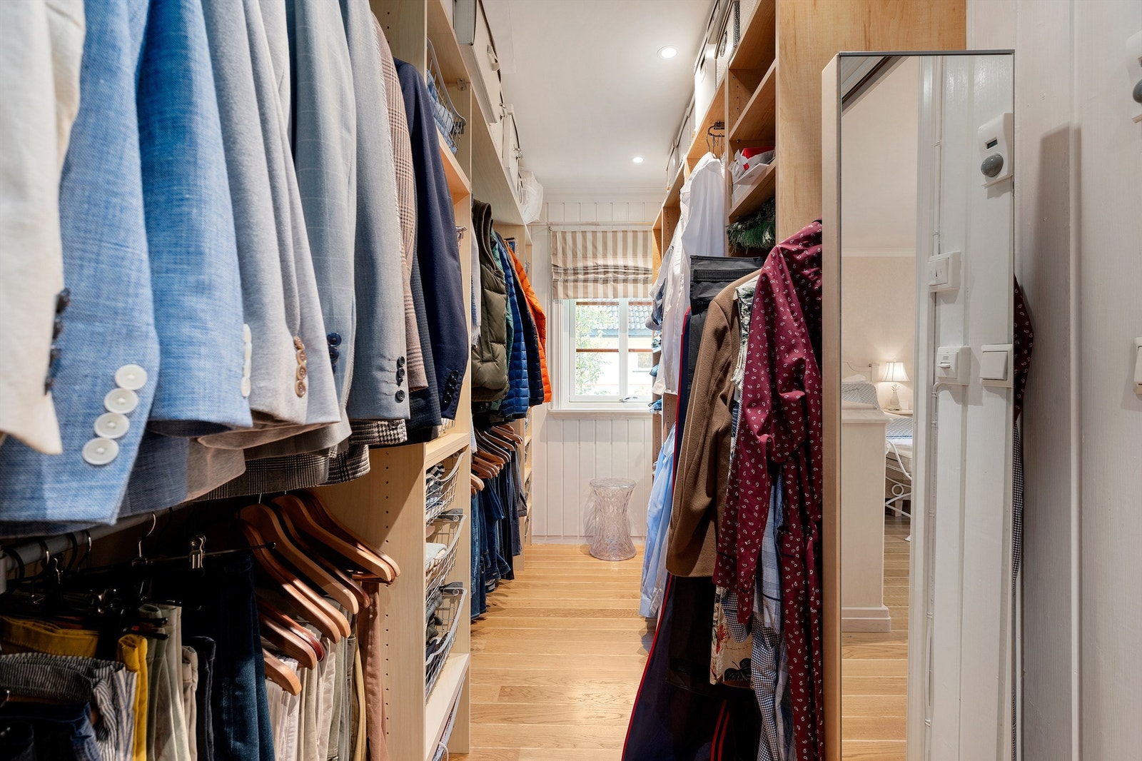 Walk-in garderobe med gode oppbevaringsmuligheter. Galleribilde