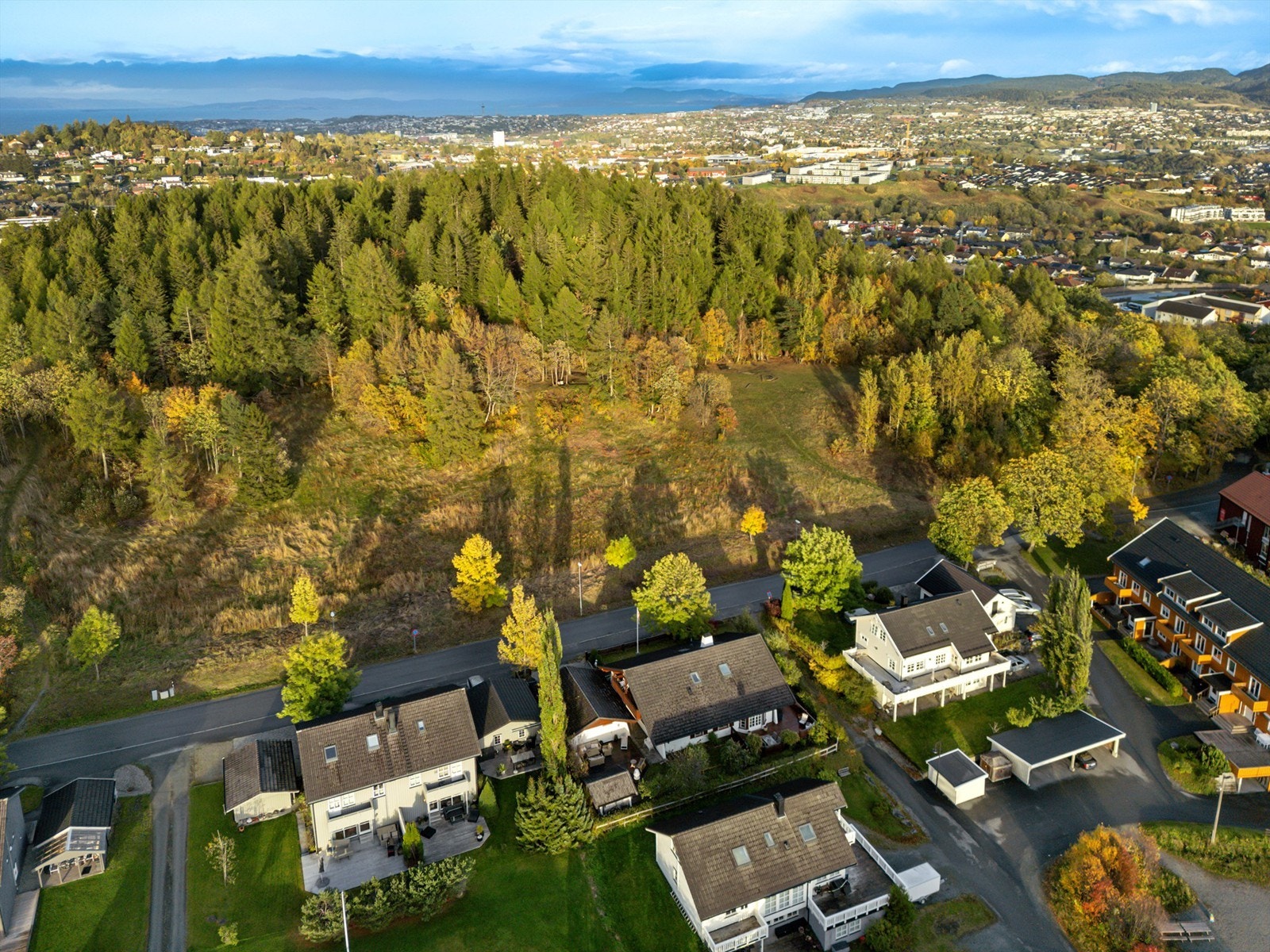 For den som ønsker et aktivt og sosialt fritidsliv, finnes et rikt idretts- og treningstilbud i nærområdet. Flere treningssentre finnes også i nærheten, blant annet 3T-Byåsen, Impulse Granåsen og EasyFit Byåsen. Galleribilde