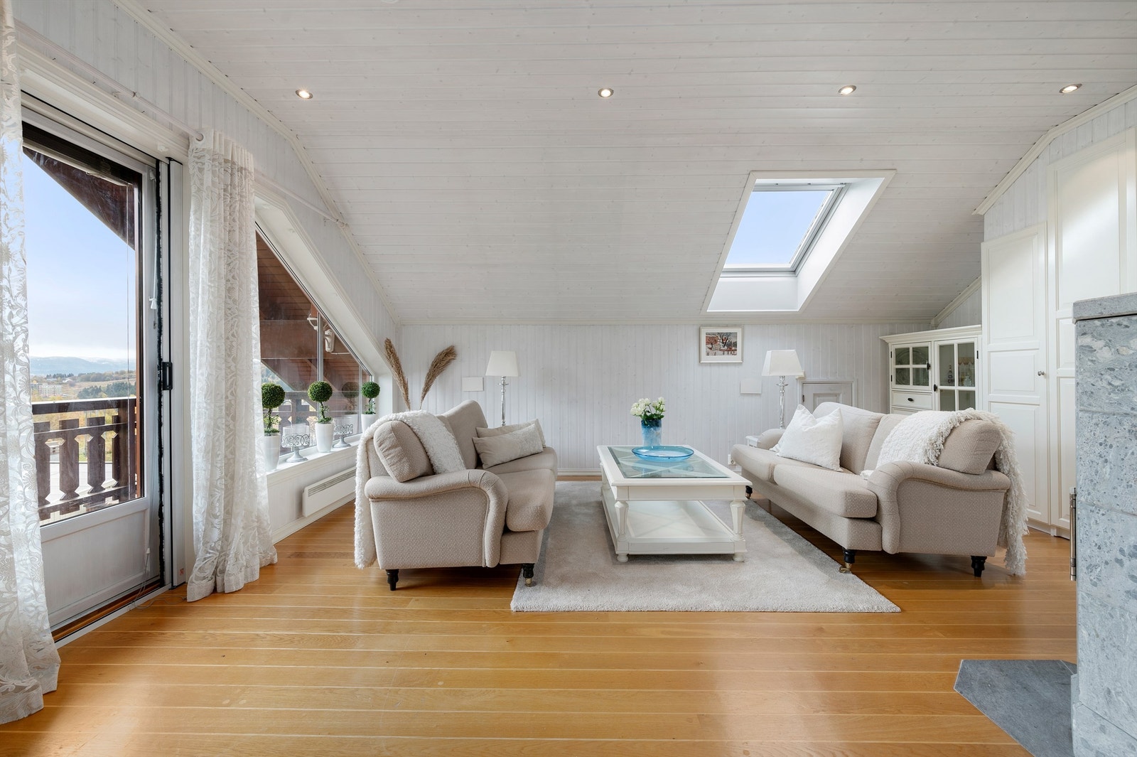 Også fra loftstuen har man utgang til balkong. Galleribilde