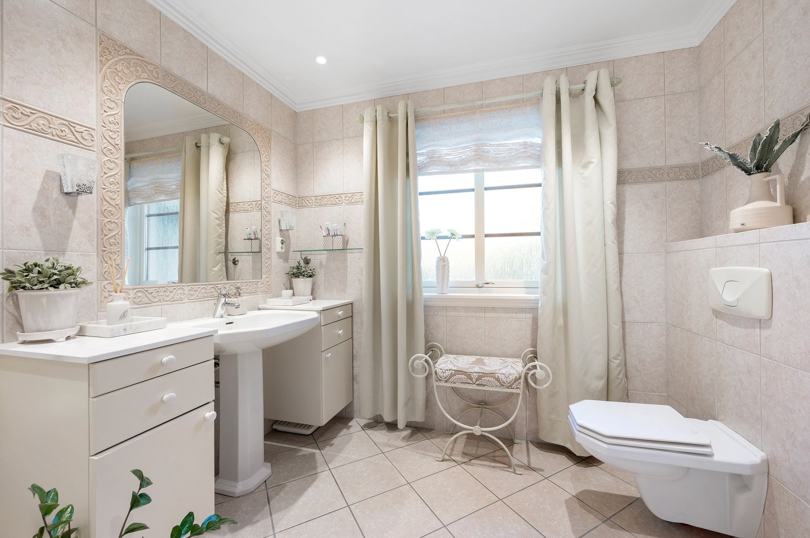 Badet i tilknytning til soverommet er på 8,3 kvm og er pent innredet med flislagte flater og downlights i himling. Galleribilde