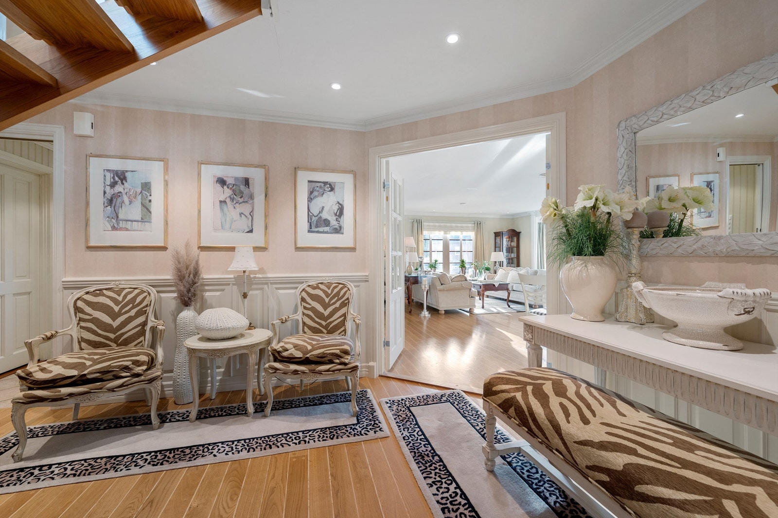Pen hall med gode oppbevaringsmuligheter. Galleribilde