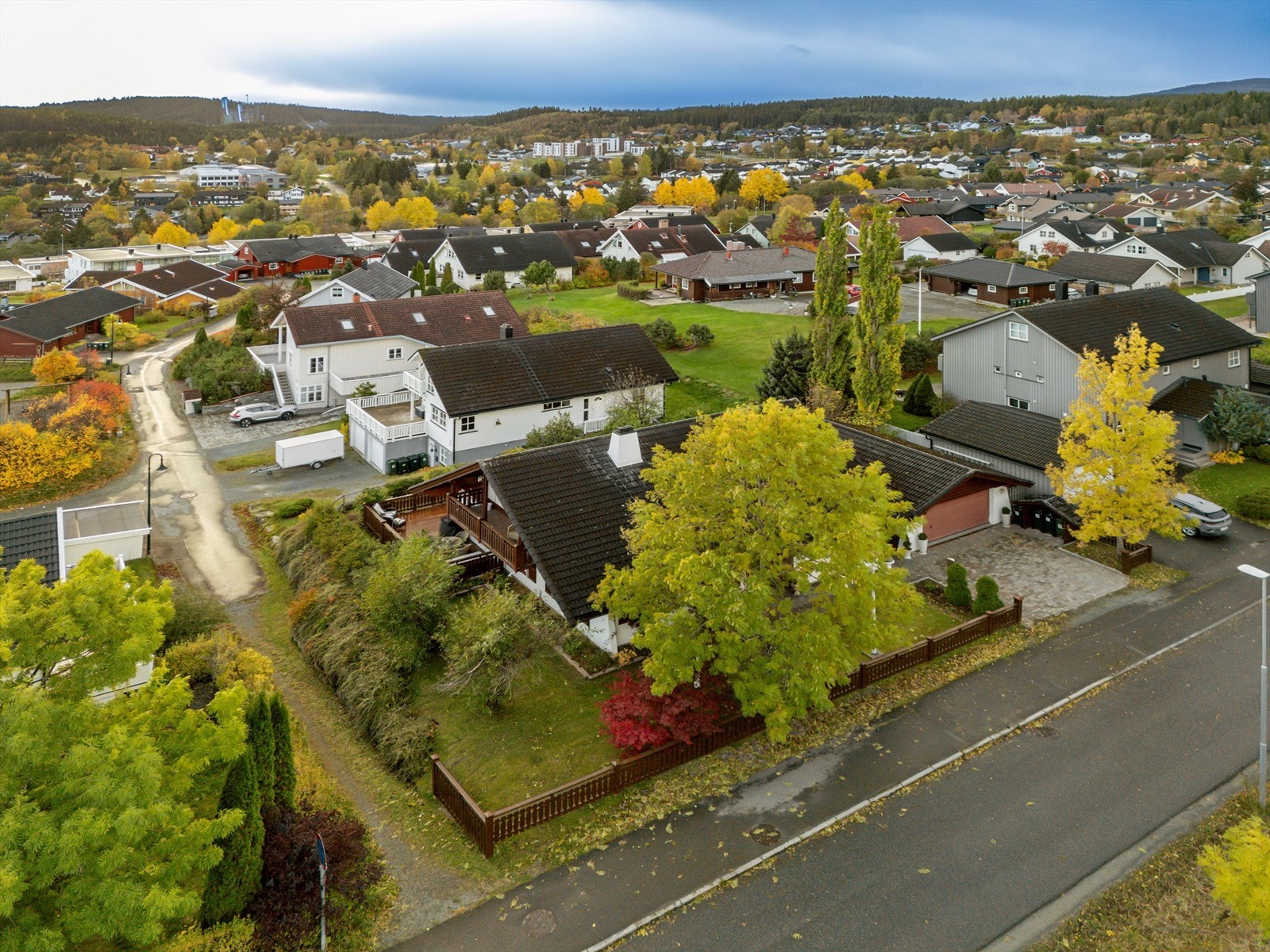 Theisendammen og Haukvannet ligger bare en kort kjøretur unna og er populære bade- og utfartssteder om sommeren. I tillegg finner du idylliske vann som Leirsjøen, Lianvannet og Kyvannet i nærområdet. Galleribilde