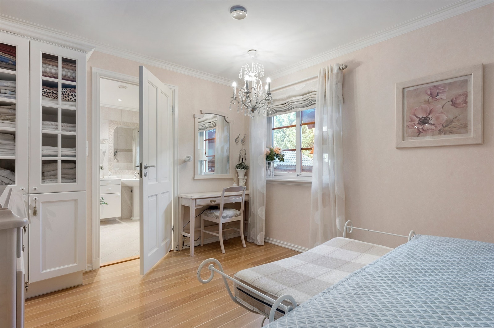 Soverommet byr på en hotellfølelse, med tilknyttet bad og walk-in garderobe. Galleribilde