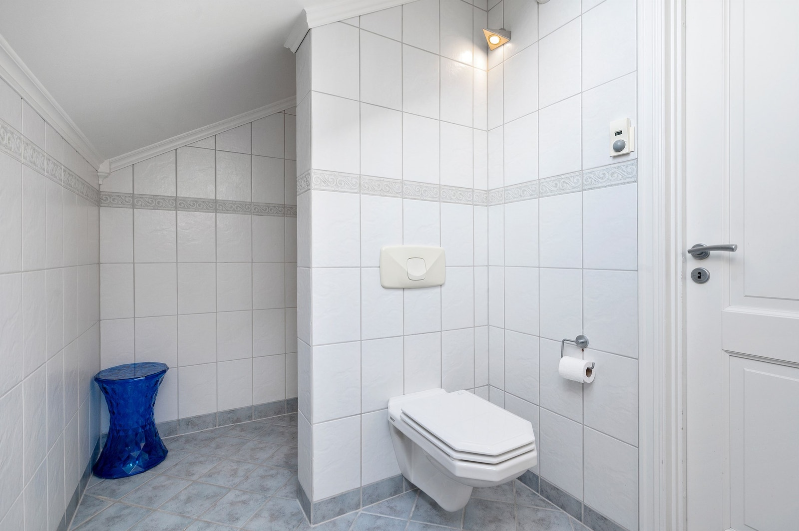 Videre er badet innredet med servantskap med speil, vegghengt toalett og dusjhjørne. Galleribilde