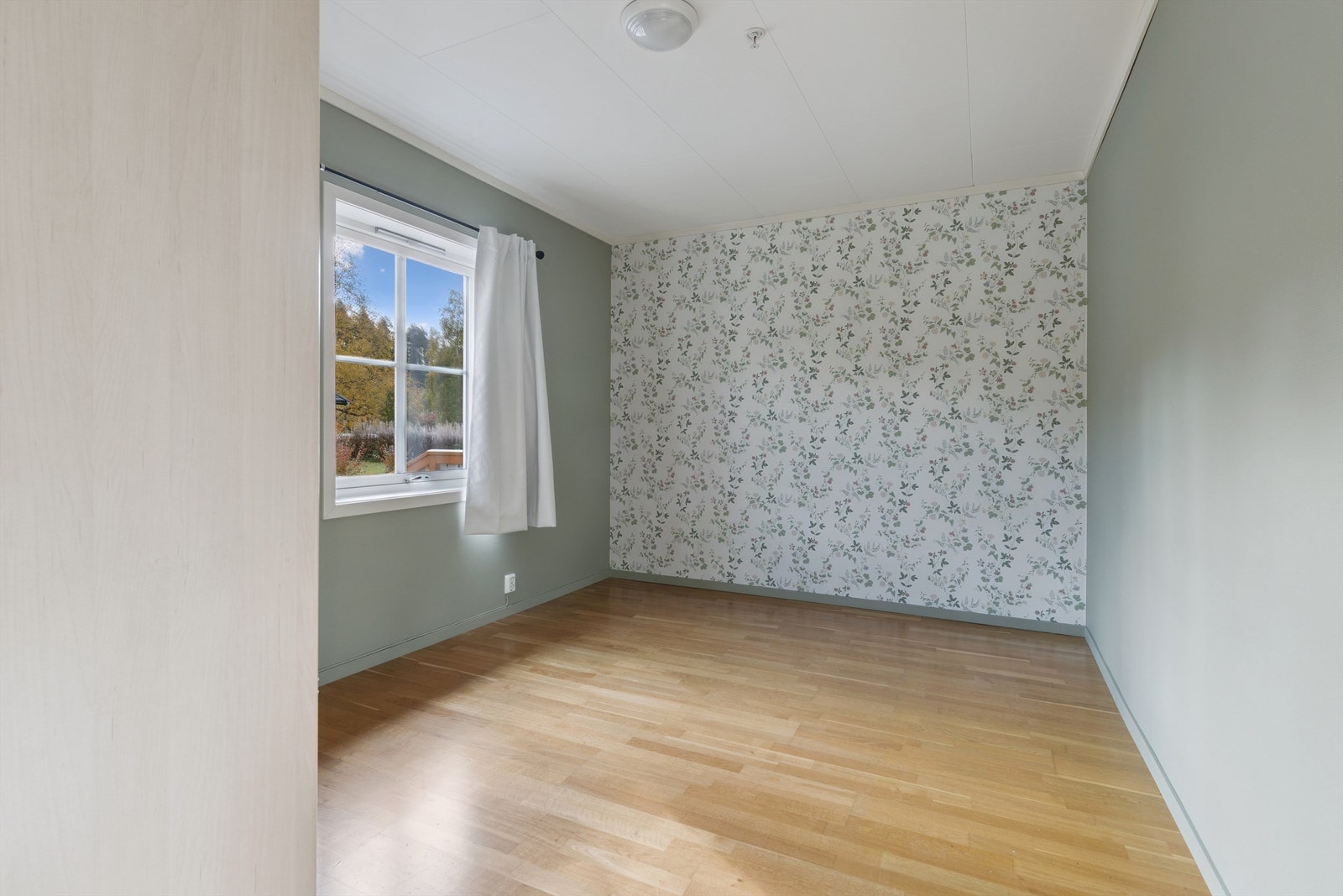 Hovedsoverommet har plass til dobbeltseng og garderobeløsning. Galleribilde