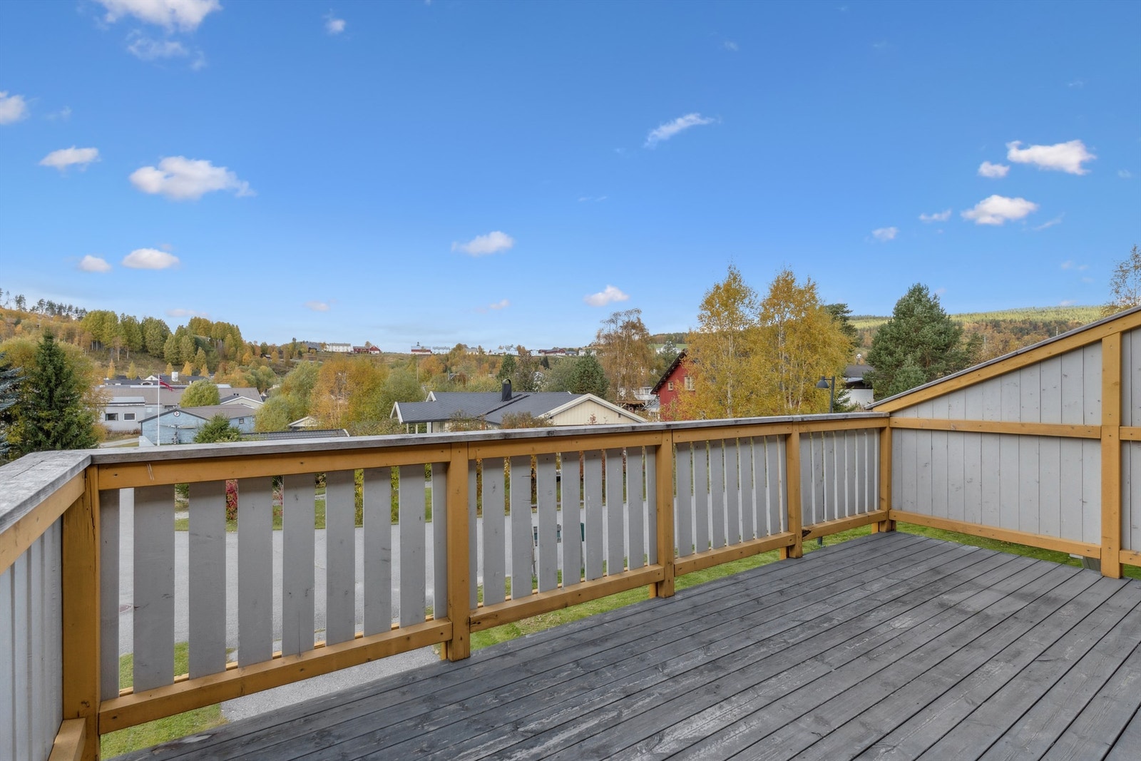 Fritt utsyn til det omkringliggende landskapet. Tett vegg mot naboseksjon. Galleribilde