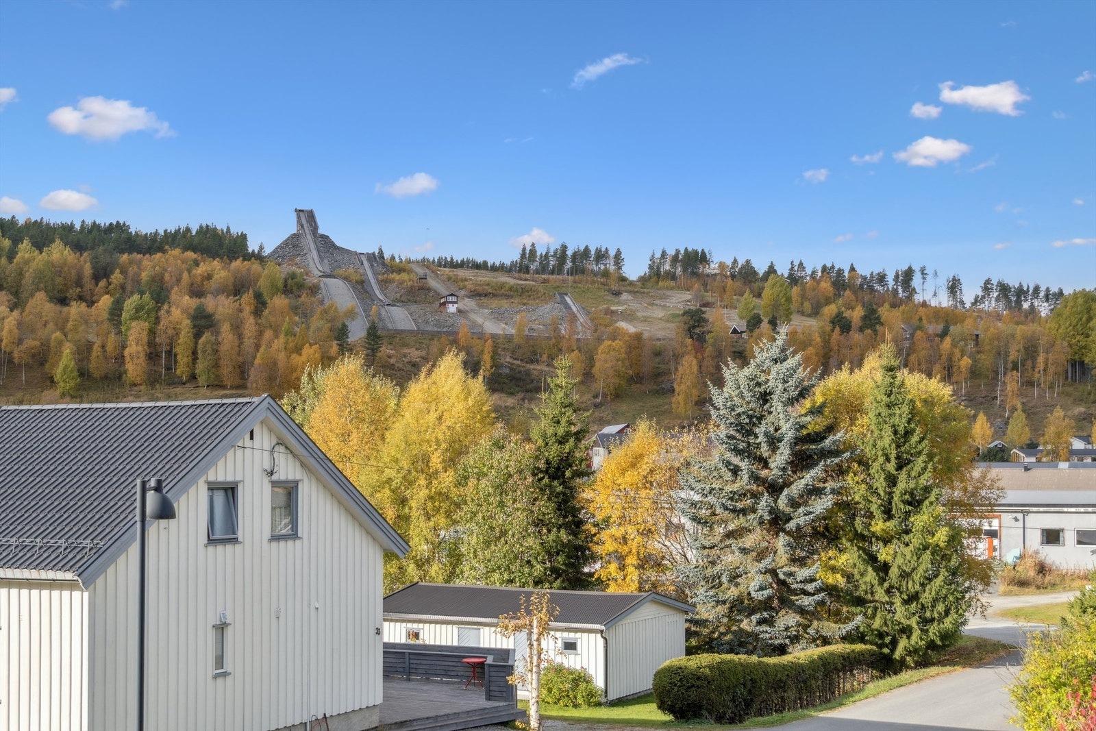 For den aktivitetslystne ligger Hamran Hoppsenter og flotte turområder i nærheten. Galleribilde